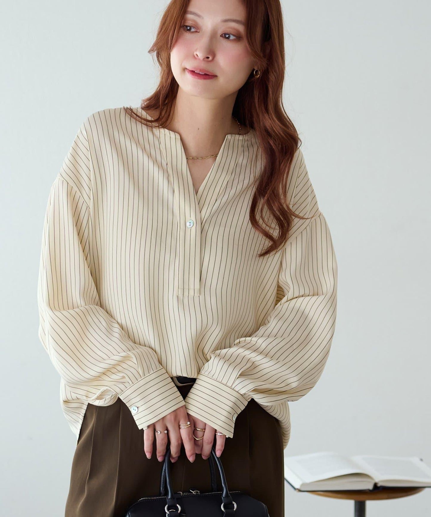 【Discoat】優雅紐扣裝飾V領襯衫