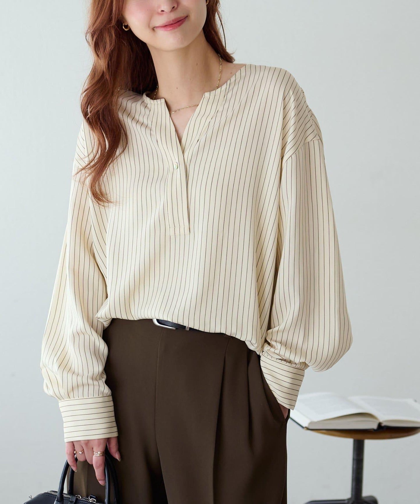 【Discoat】優雅紐扣裝飾V領襯衫