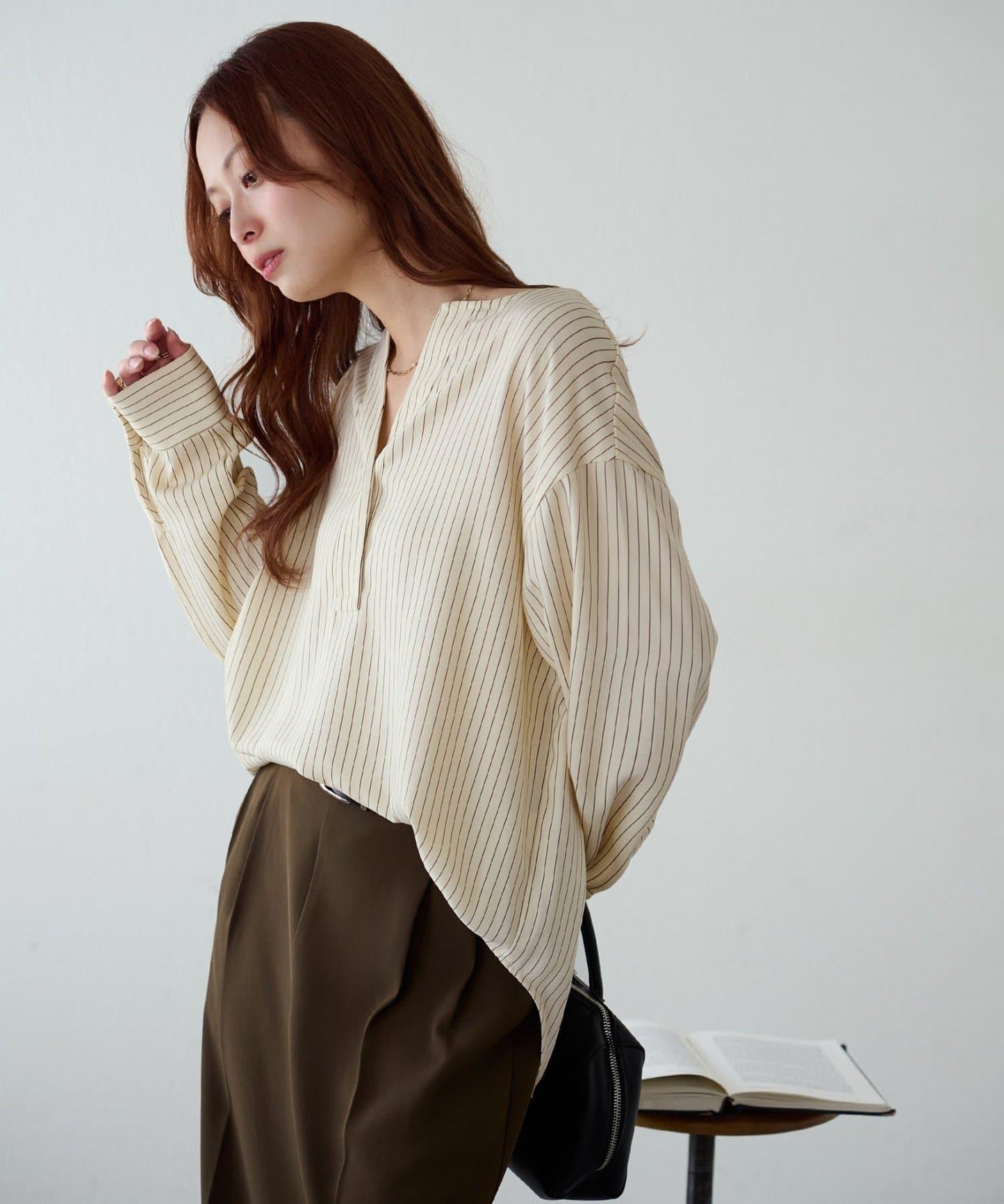 【Discoat】優雅紐扣裝飾V領襯衫