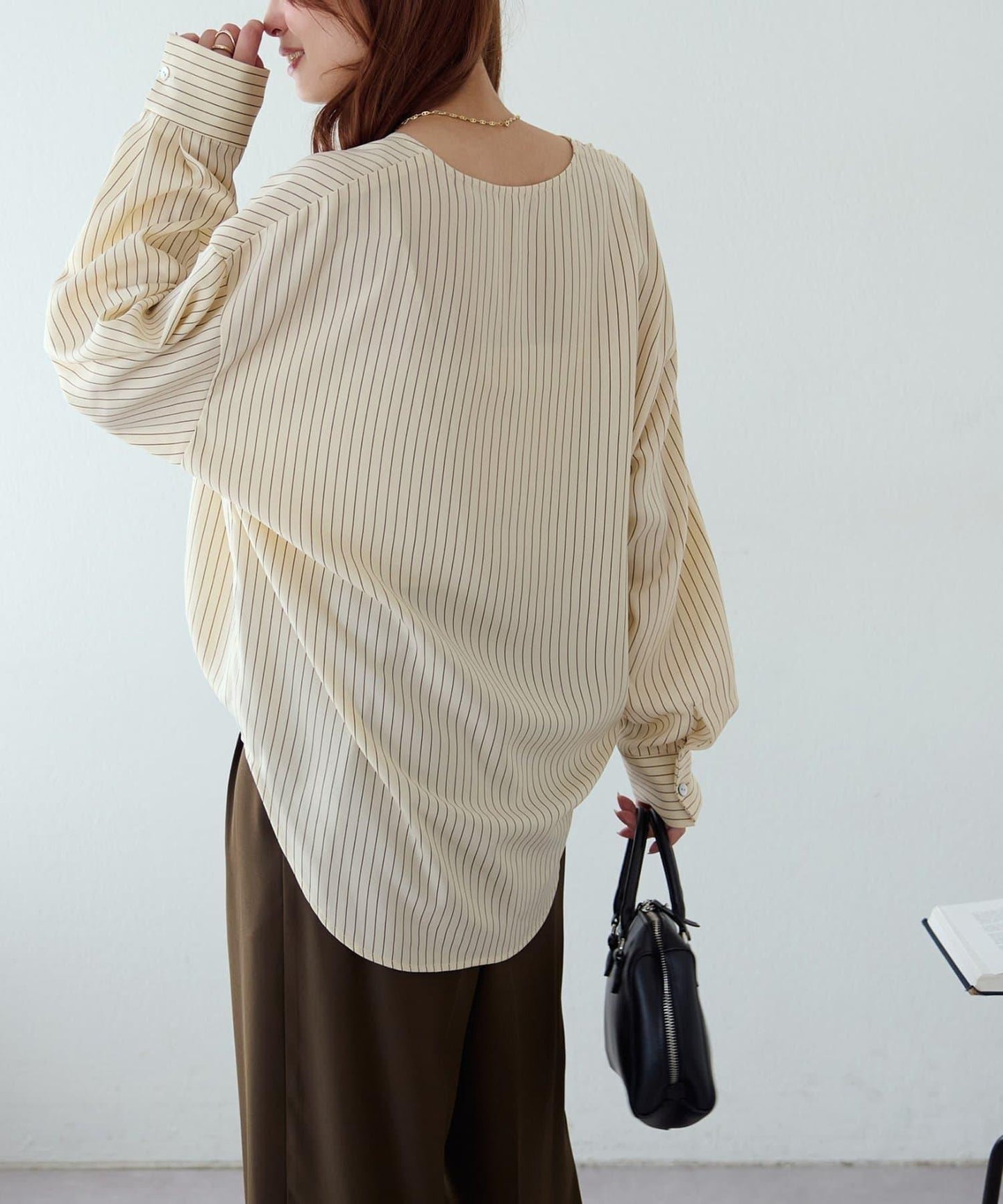 【Discoat】優雅紐扣裝飾V領襯衫