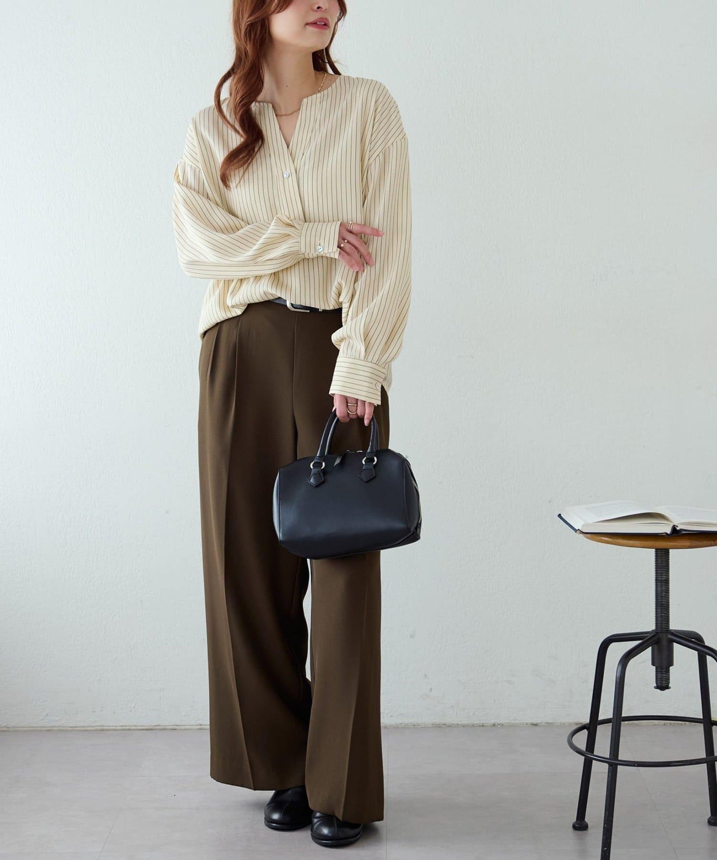 【Discoat】優雅紐扣裝飾V領襯衫