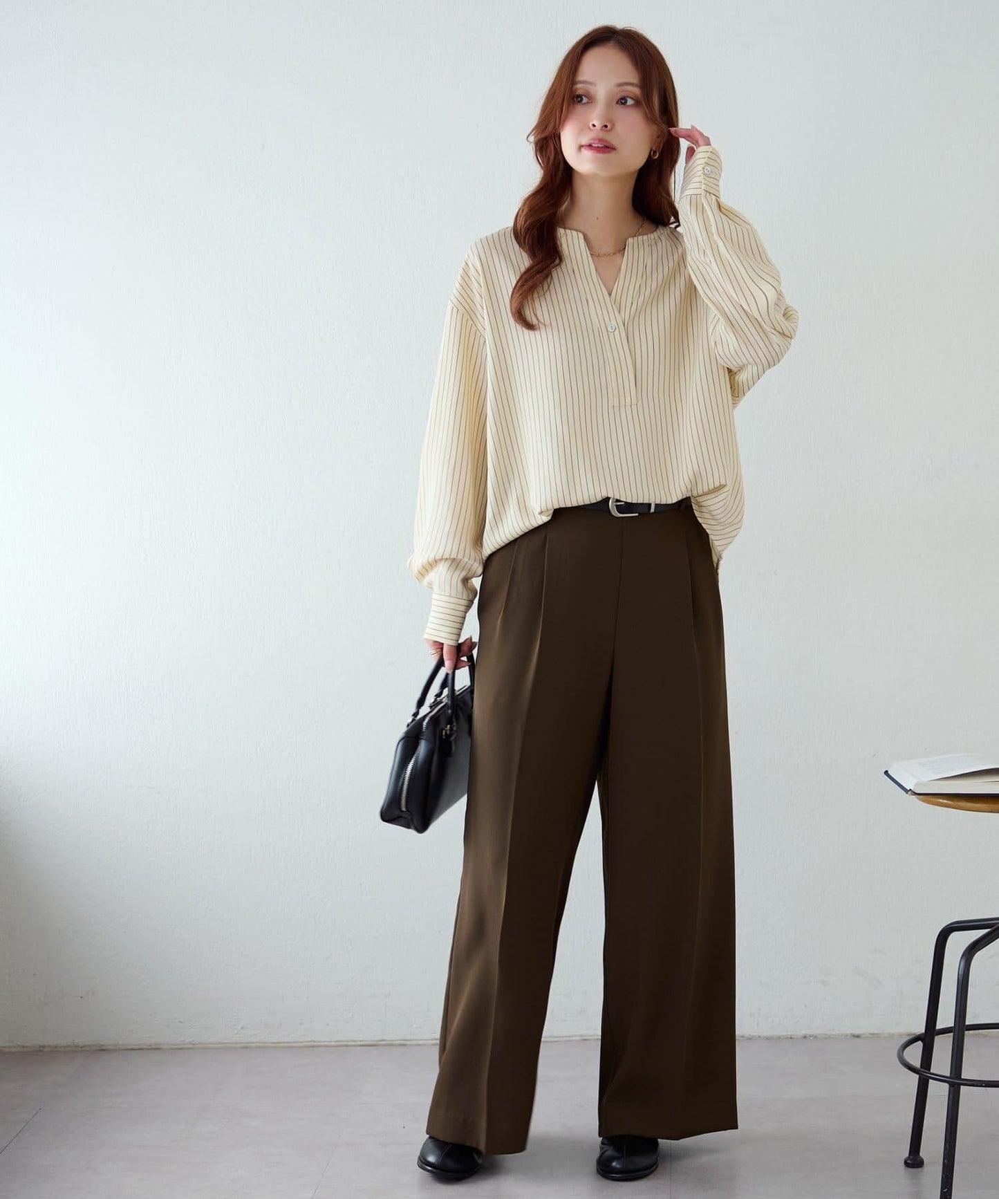 【Discoat】優雅紐扣裝飾V領襯衫