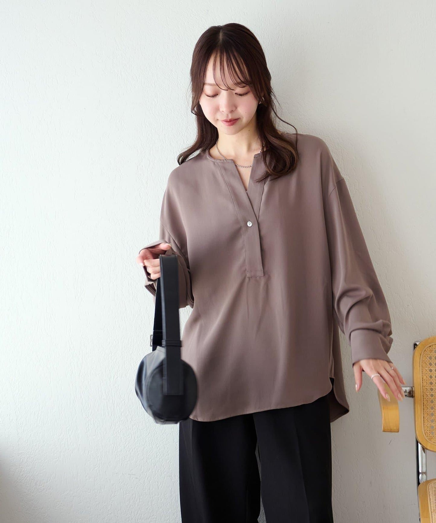 【Discoat】優雅紐扣裝飾V領襯衫