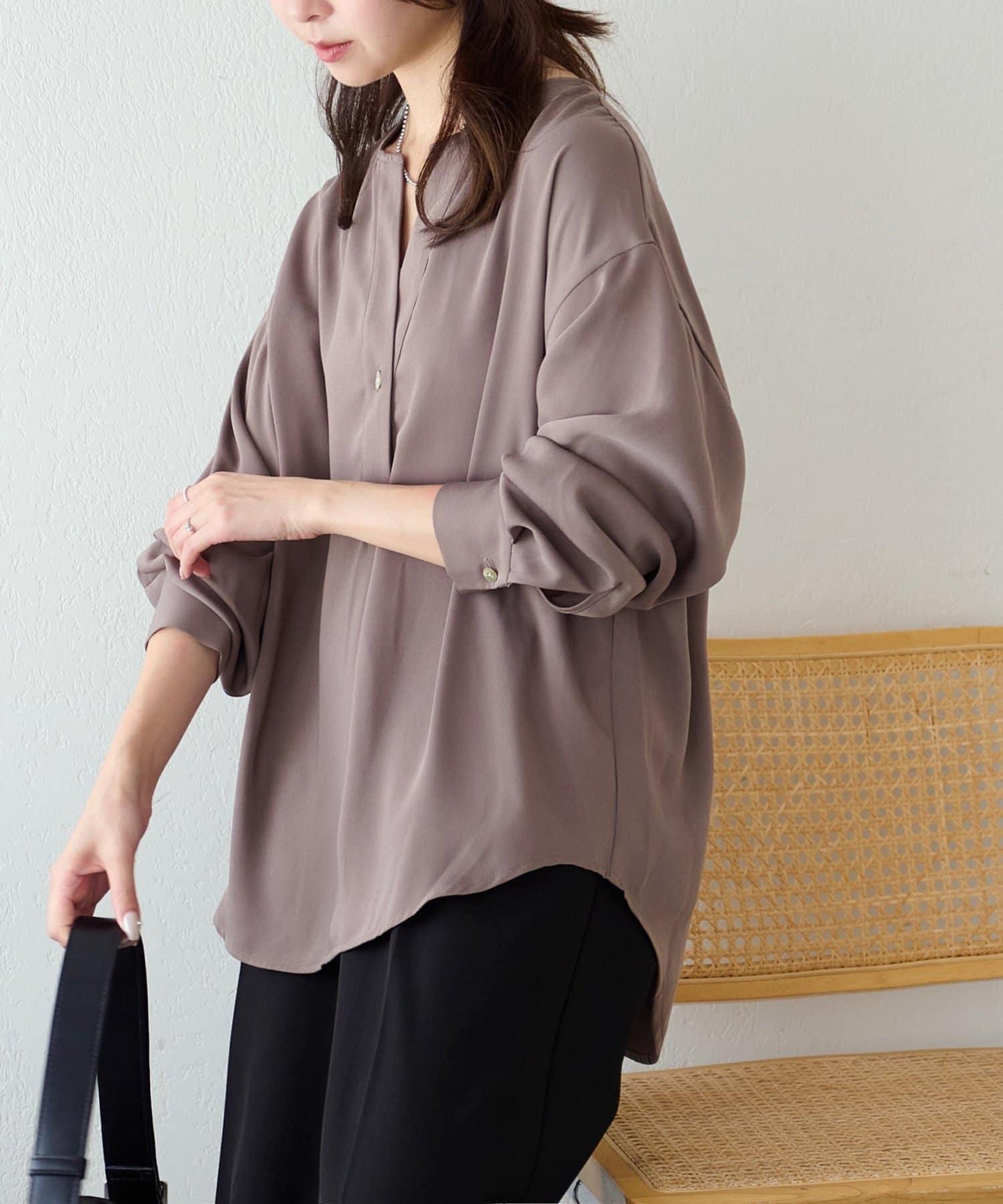 【Discoat】優雅紐扣裝飾V領襯衫