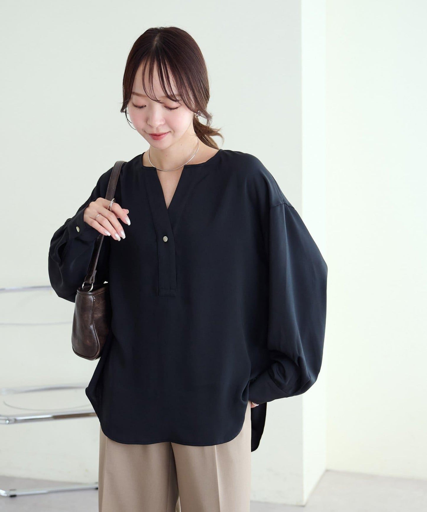 【Discoat】優雅紐扣裝飾V領襯衫