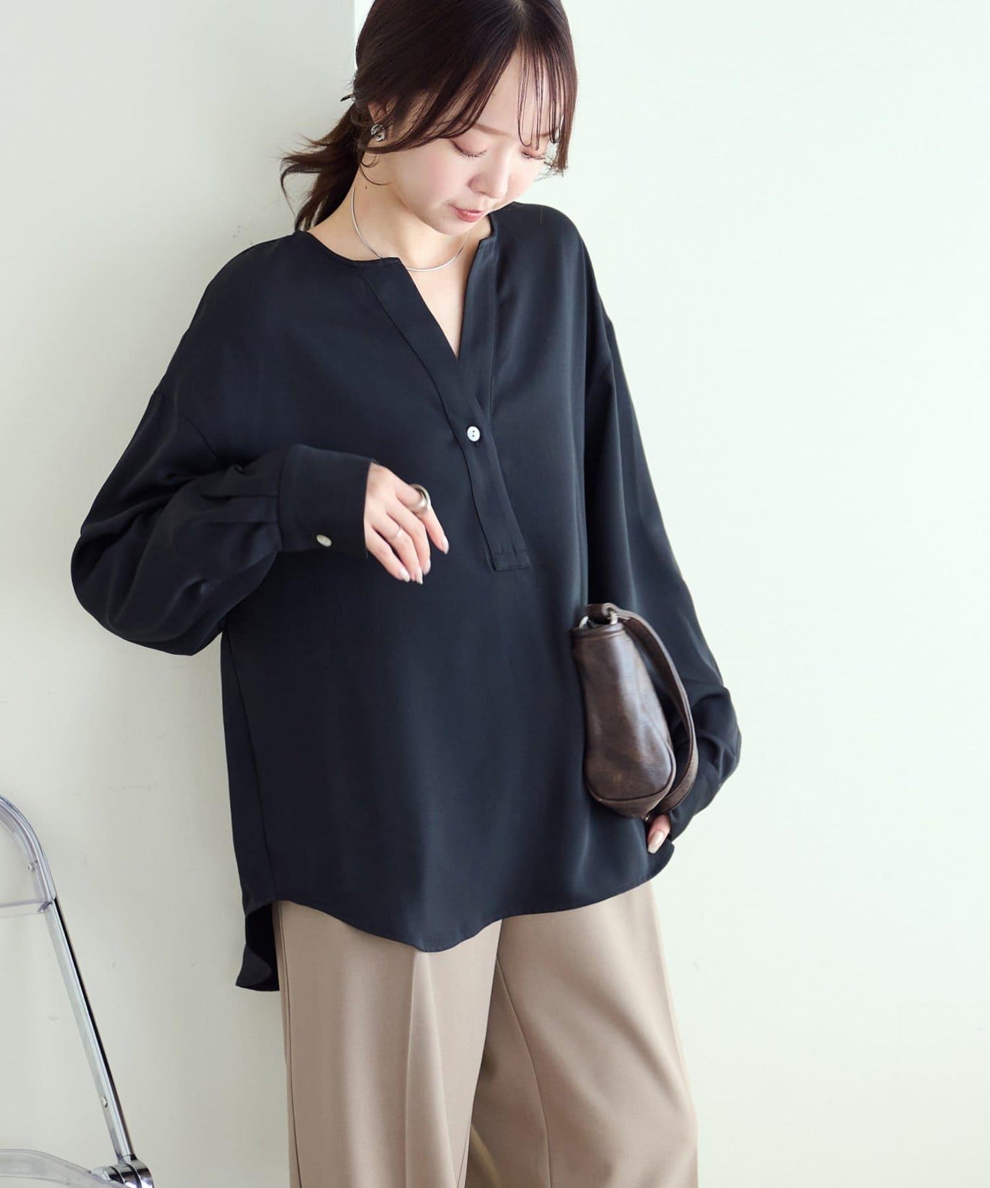 【Discoat】優雅紐扣裝飾V領襯衫