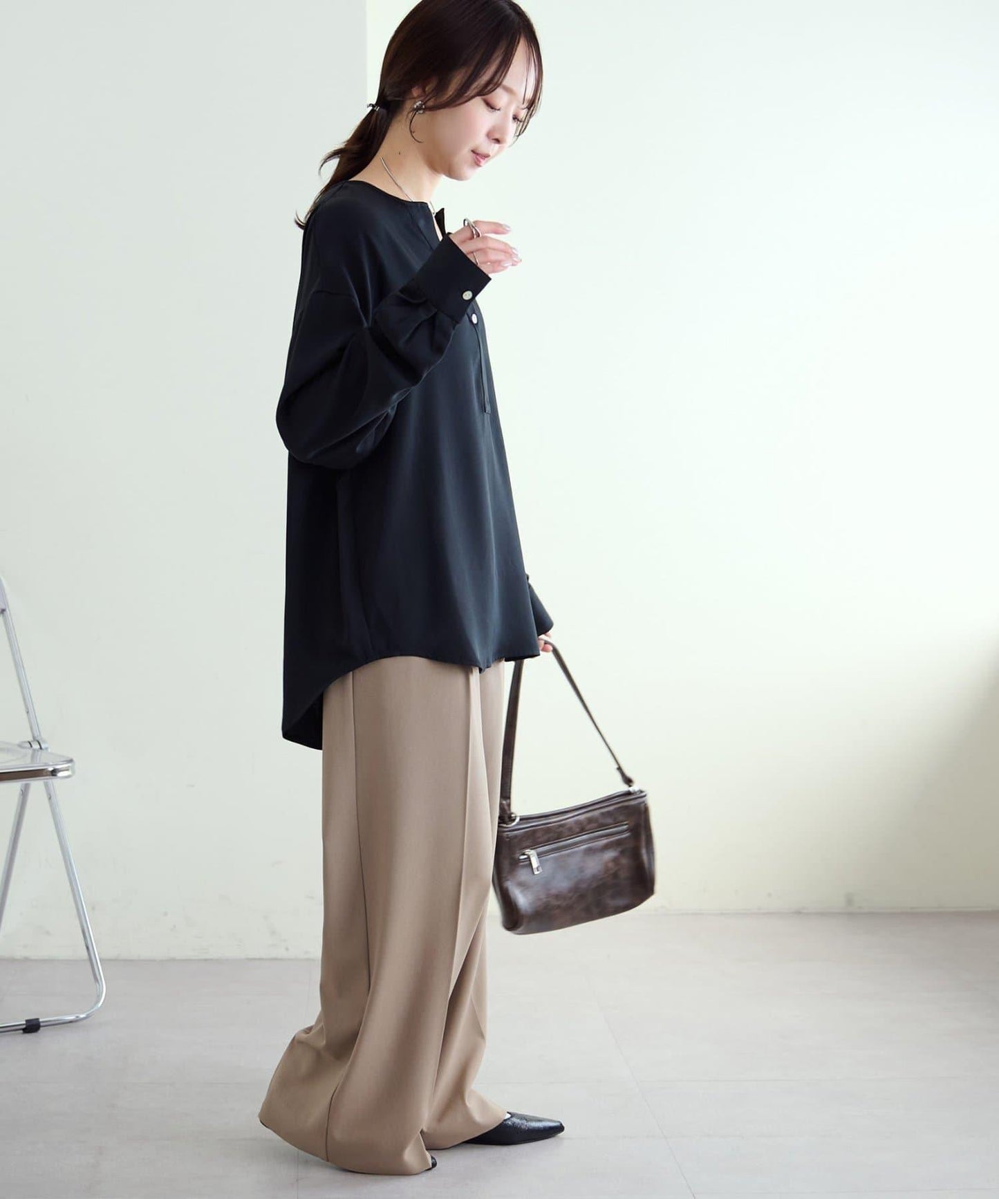 【Discoat】優雅紐扣裝飾V領襯衫