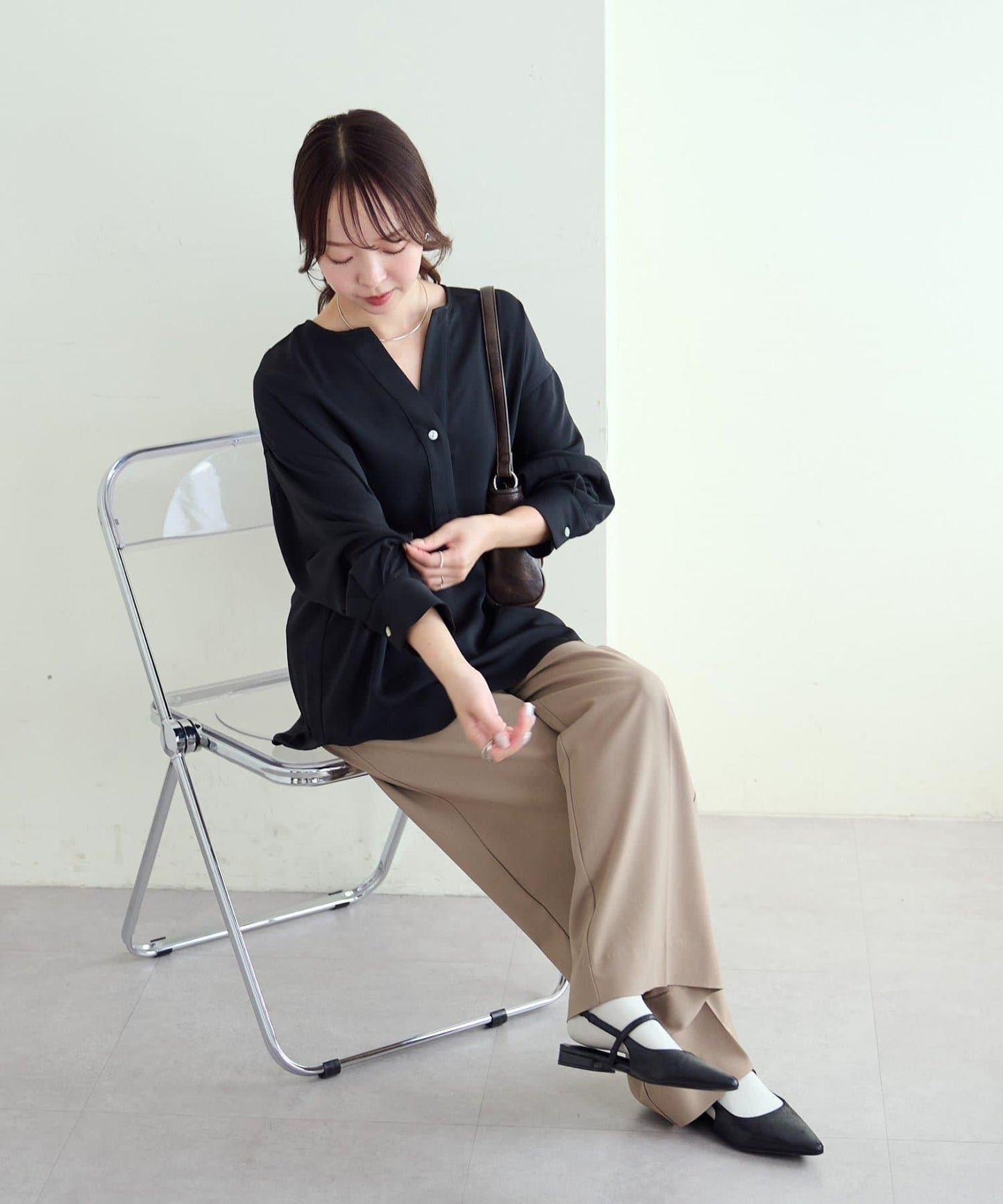 【Discoat】優雅紐扣裝飾V領襯衫