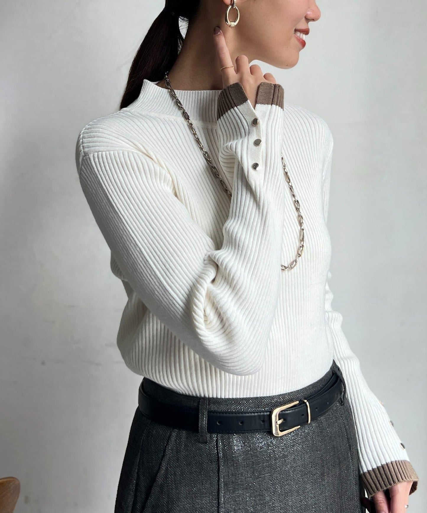 袖口紐扣高領套頭衫