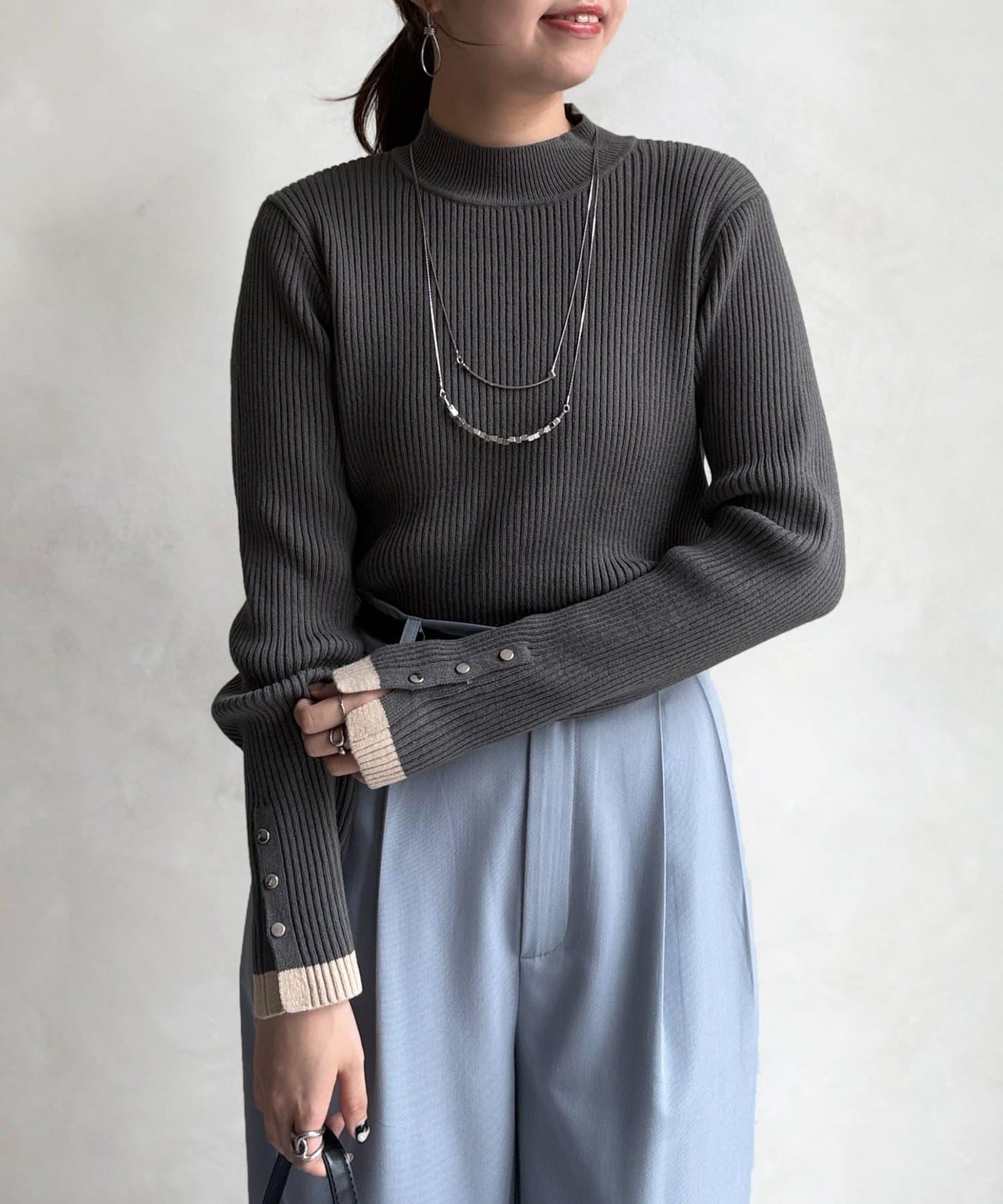 袖口紐扣高領套頭衫