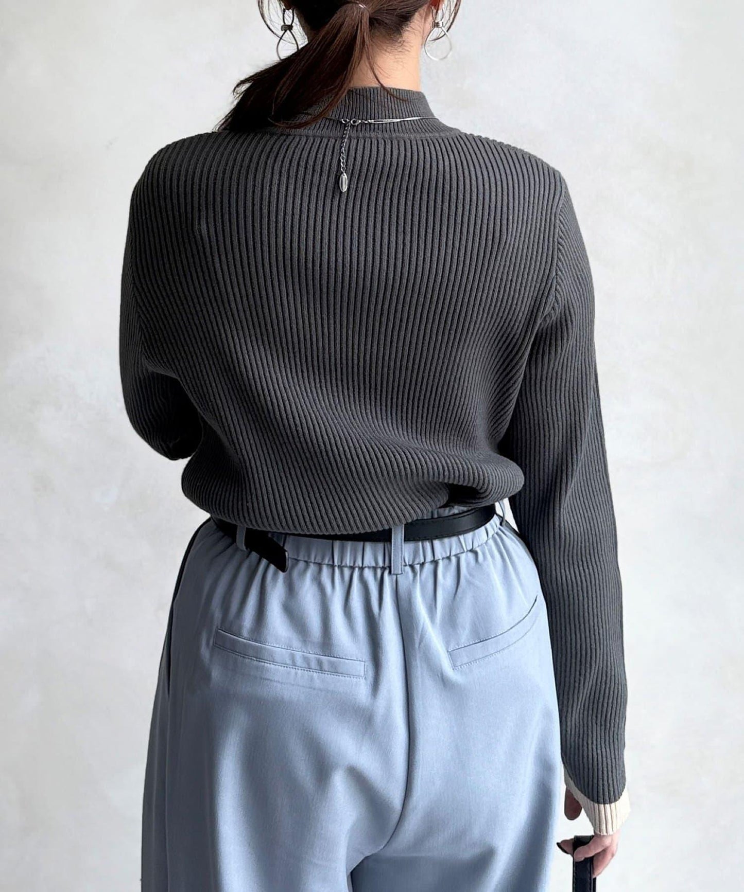 袖口紐扣高領套頭衫