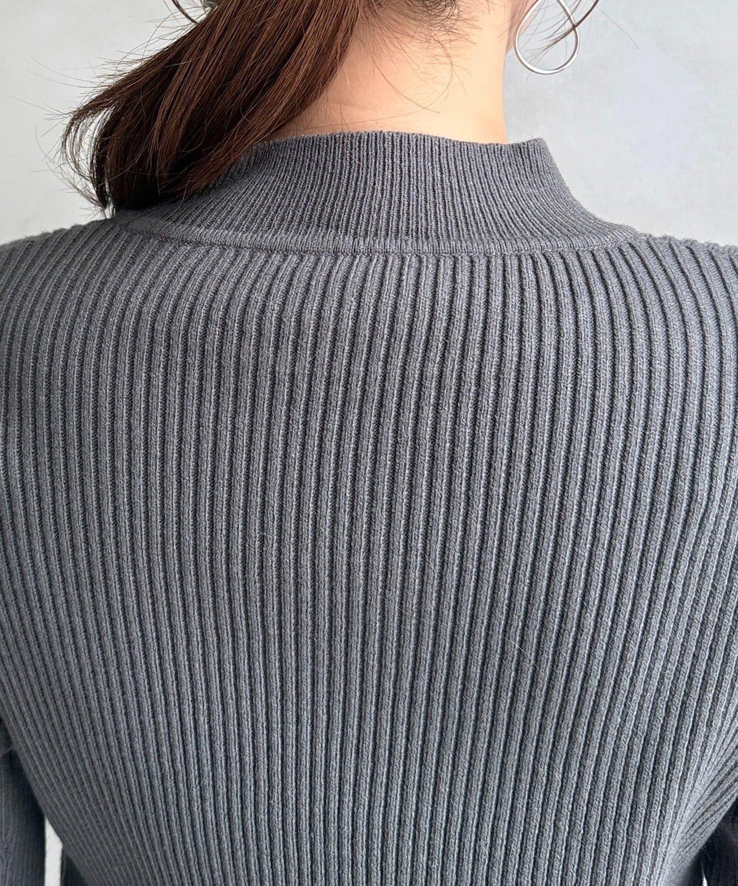 袖口紐扣高領套頭衫