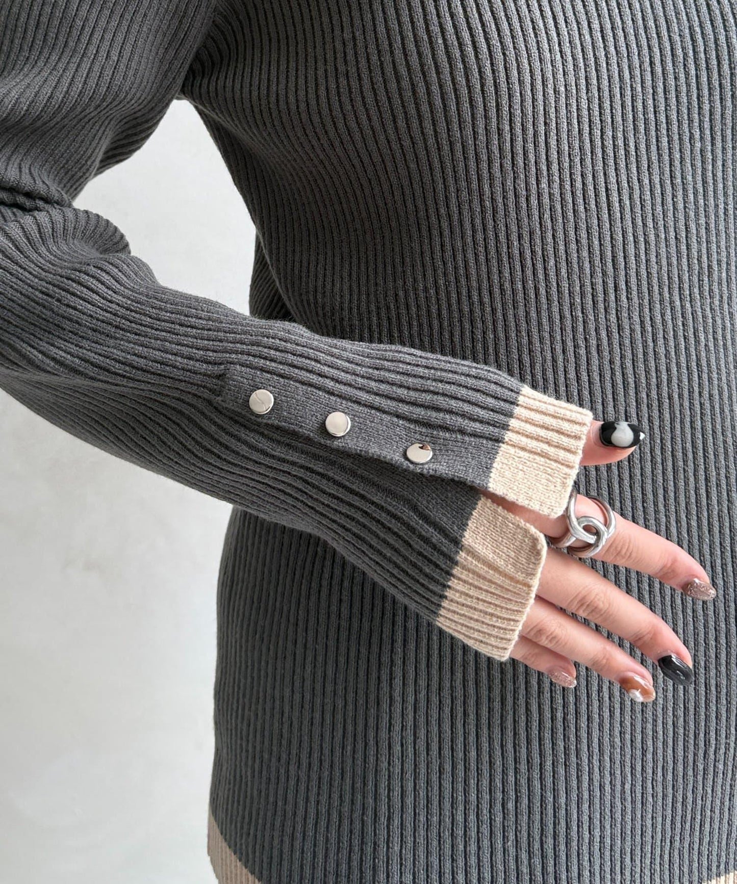 袖口紐扣高領套頭衫