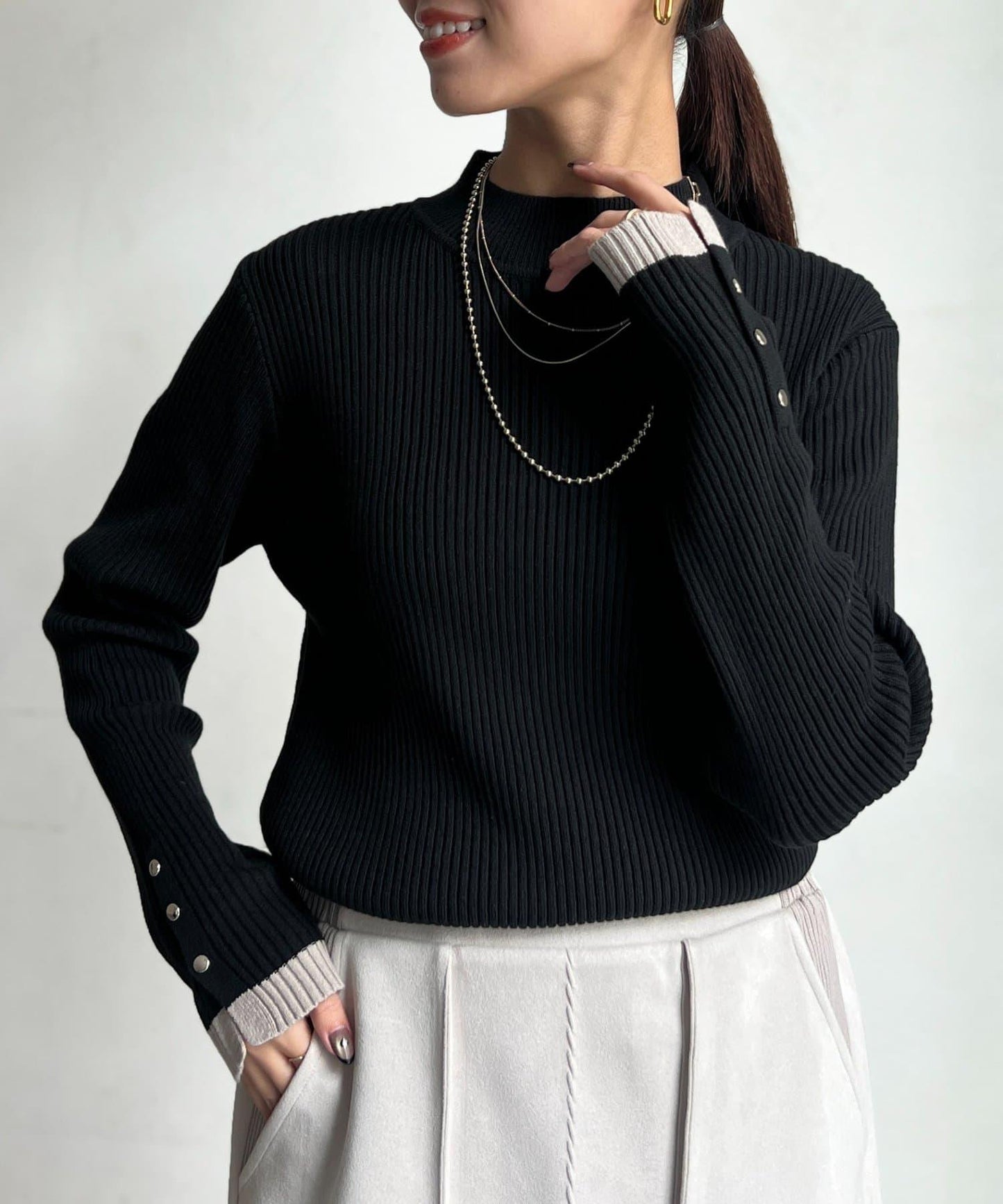 袖口紐扣高領套頭衫