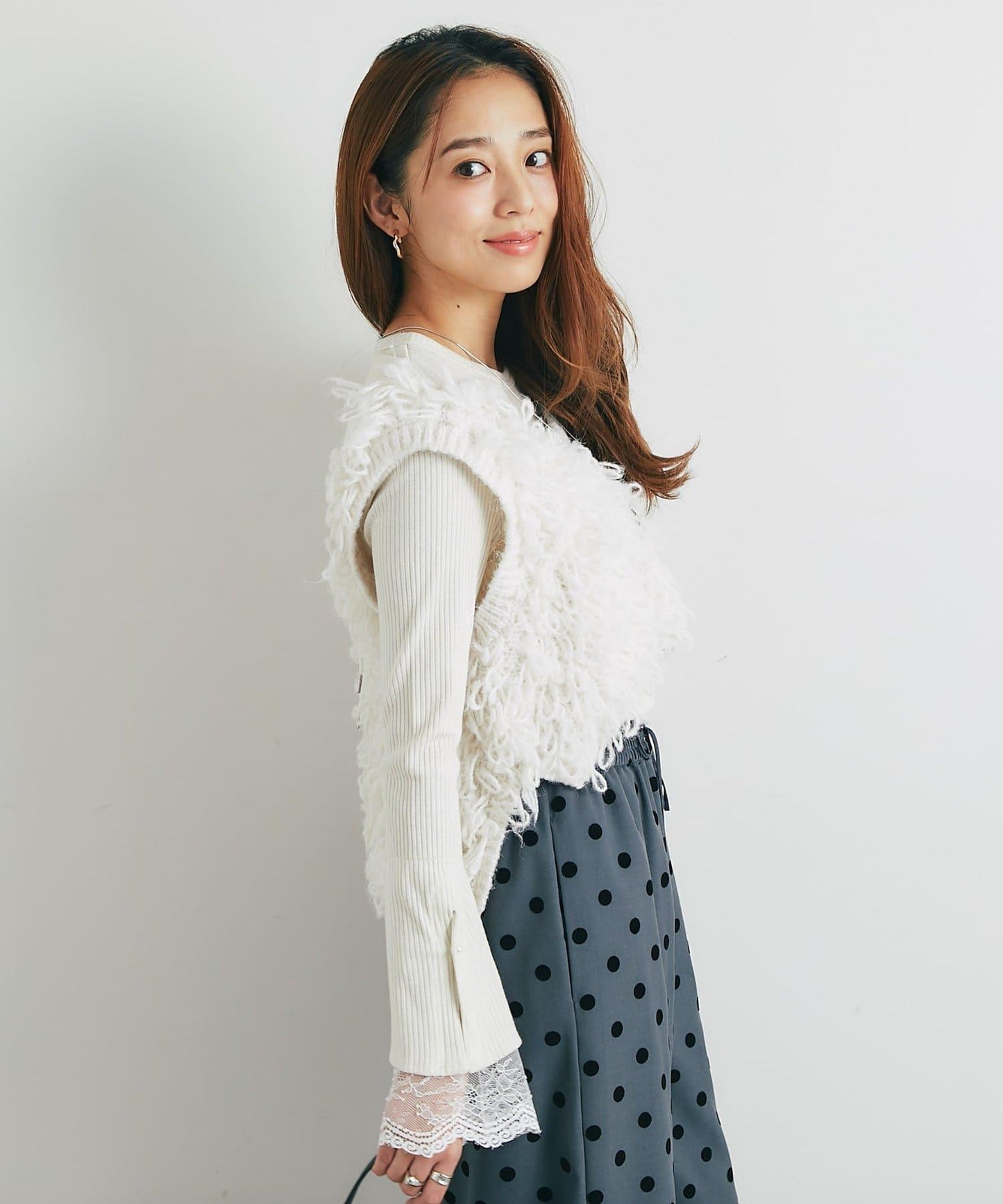 吸睛華麗搭配褶邊針織背心