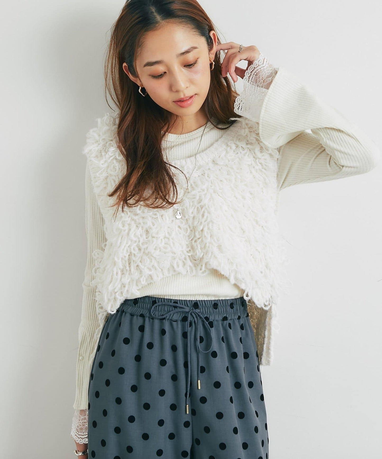 吸睛華麗搭配褶邊針織背心