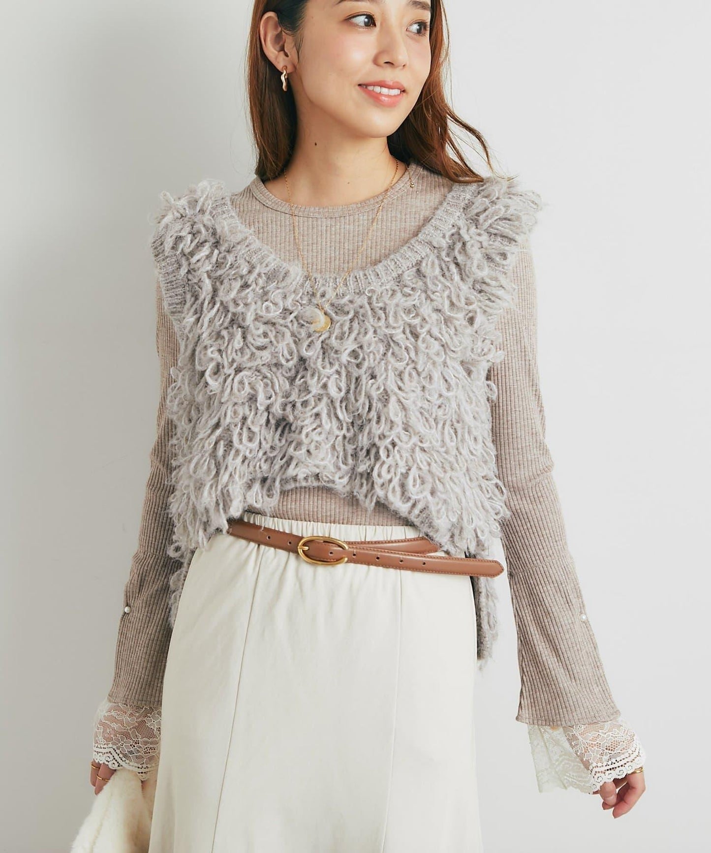 吸睛華麗搭配褶邊針織背心