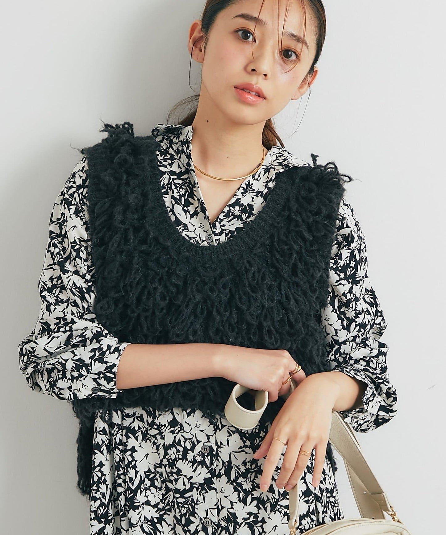 吸睛華麗搭配褶邊針織背心