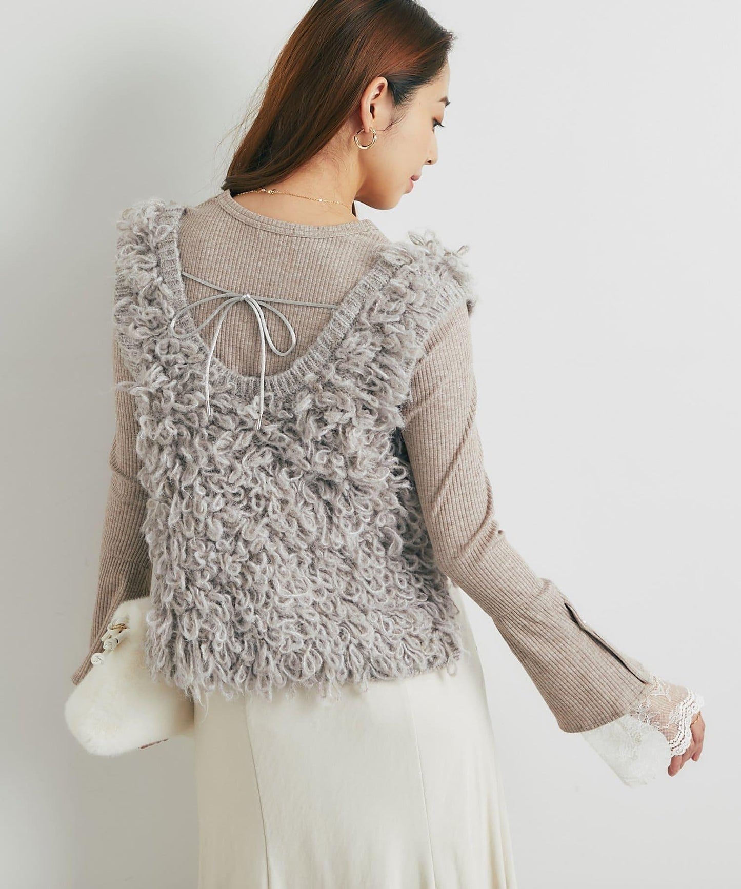 吸睛華麗搭配褶邊針織背心