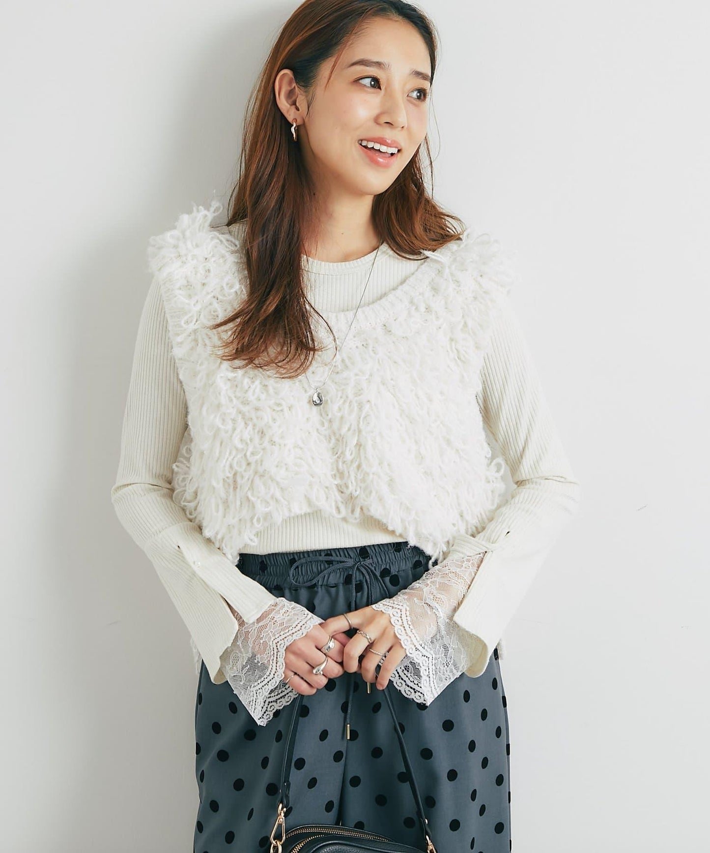 吸睛華麗搭配褶邊針織背心