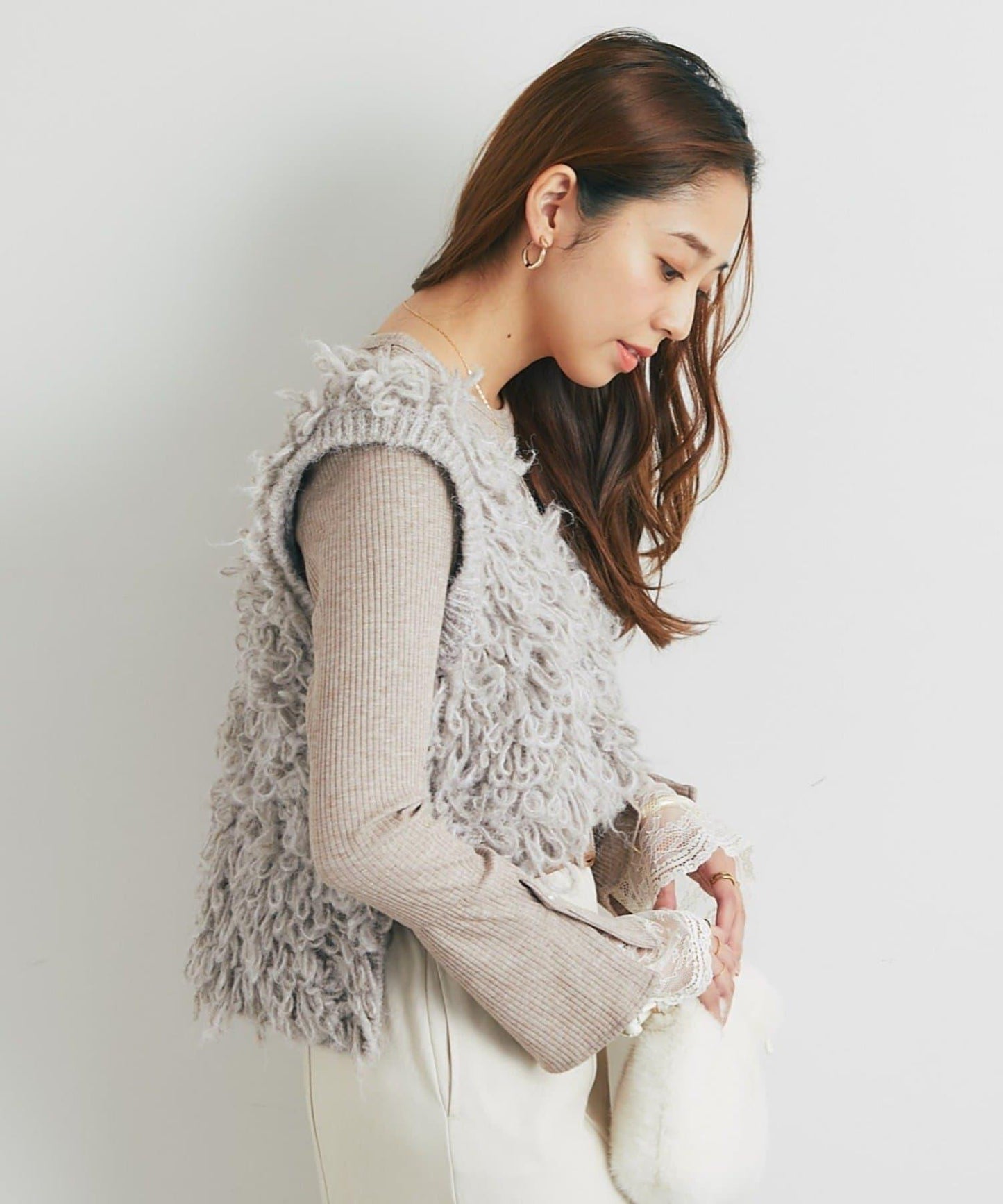 吸睛華麗搭配褶邊針織背心