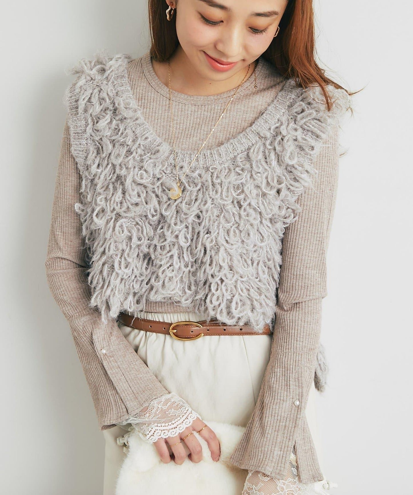 吸睛華麗搭配褶邊針織背心