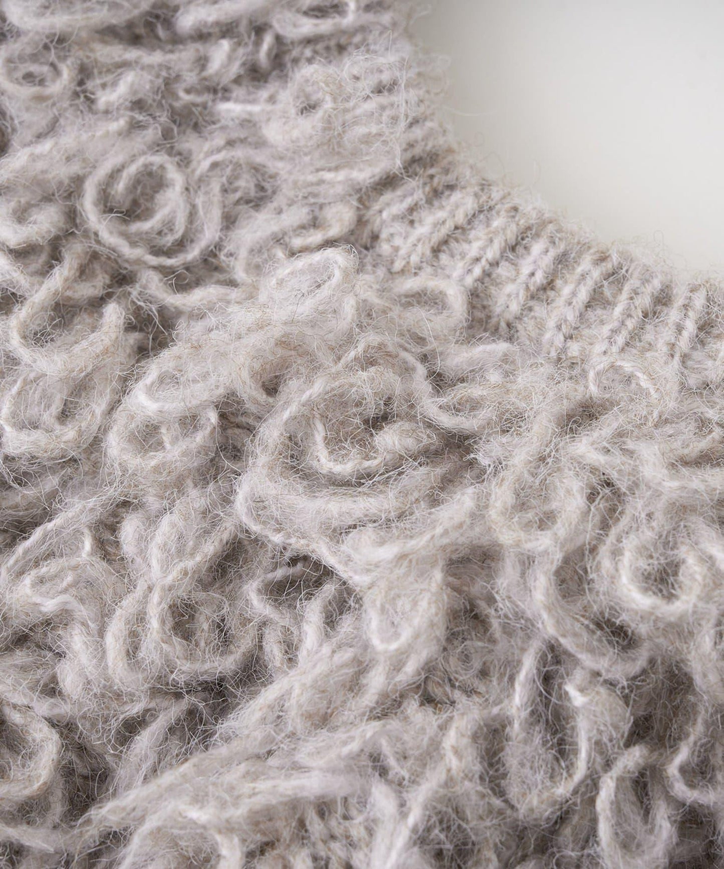 吸睛華麗搭配褶邊針織背心