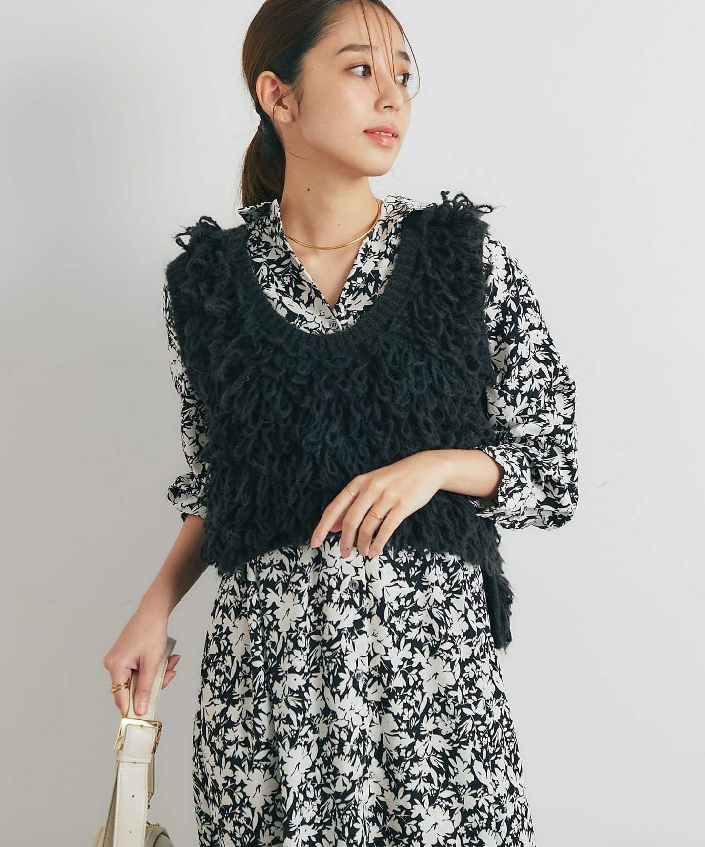 吸睛華麗搭配褶邊針織背心