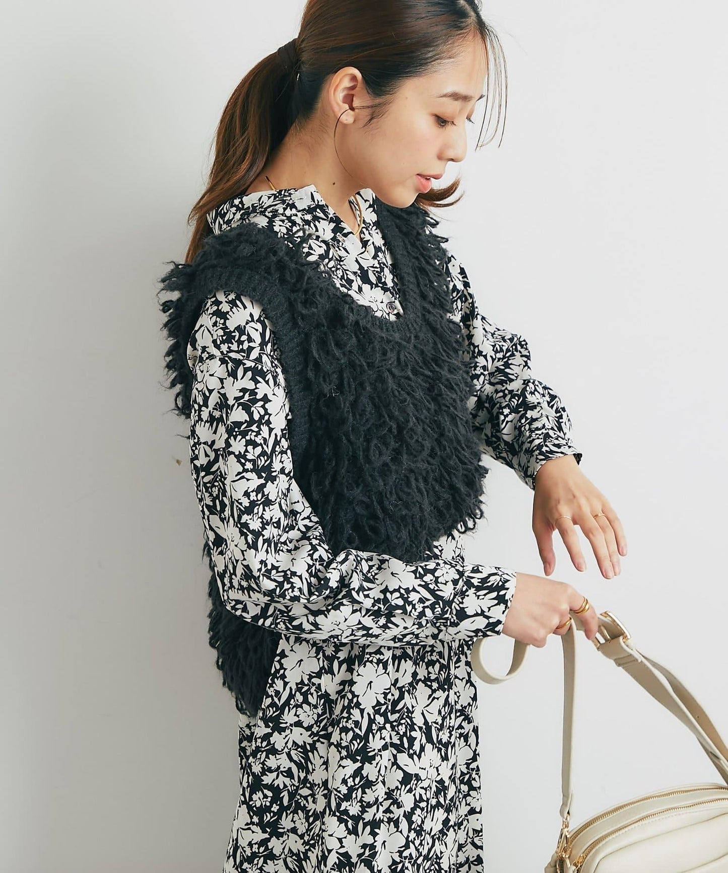 吸睛華麗搭配褶邊針織背心