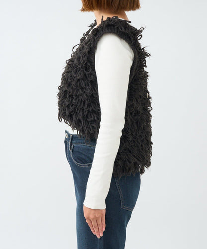 吸睛華麗搭配褶邊針織背心