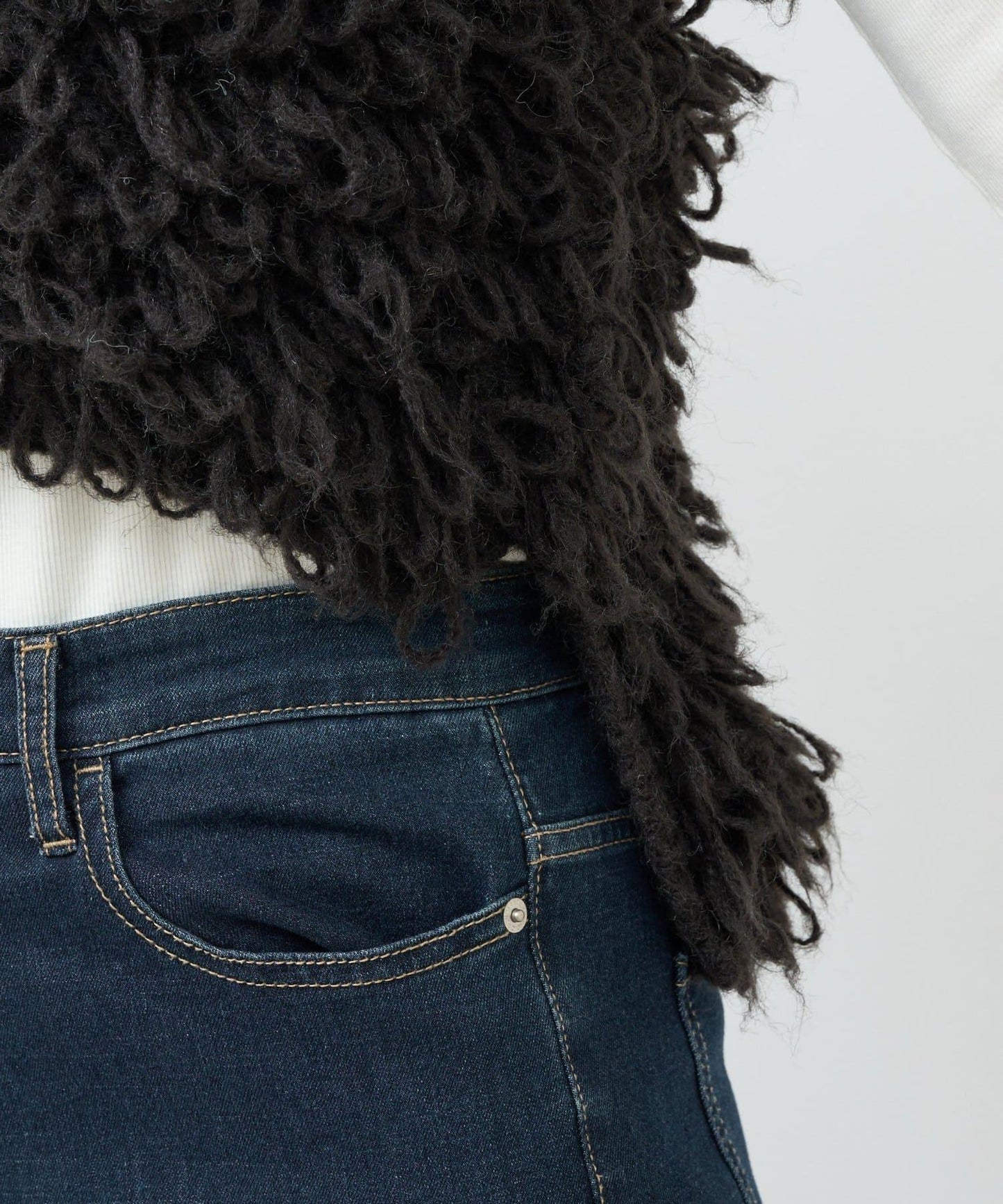 吸睛華麗搭配褶邊針織背心