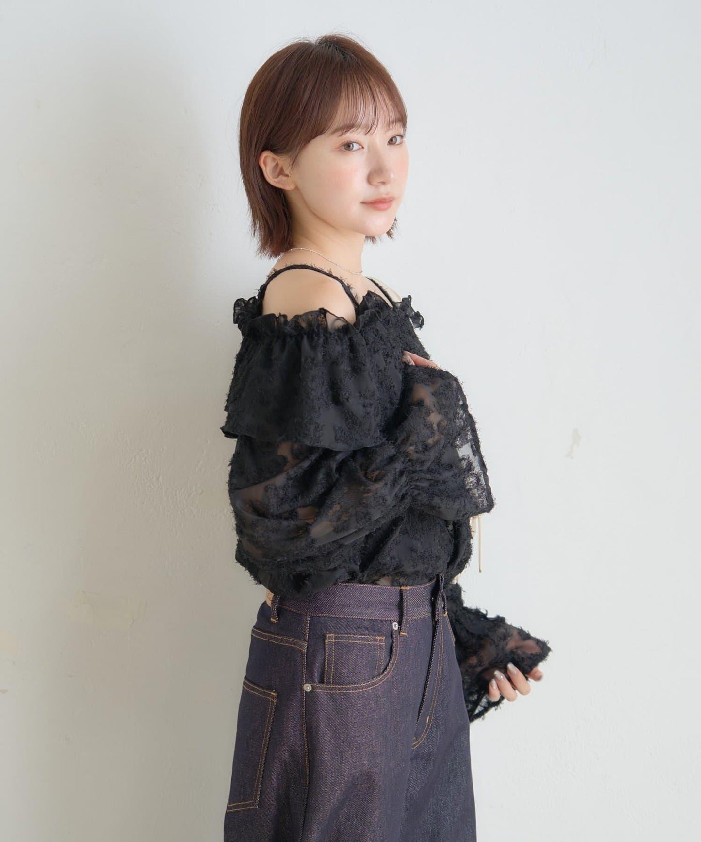 【mystic】[mline]荷葉邊一字肩襯衫