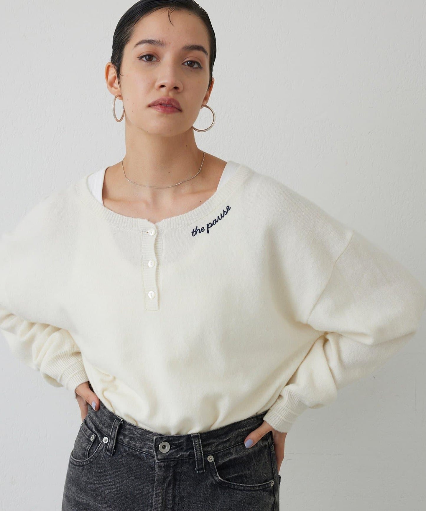 【THE PAUSE】亨利領刺繡套頭衫