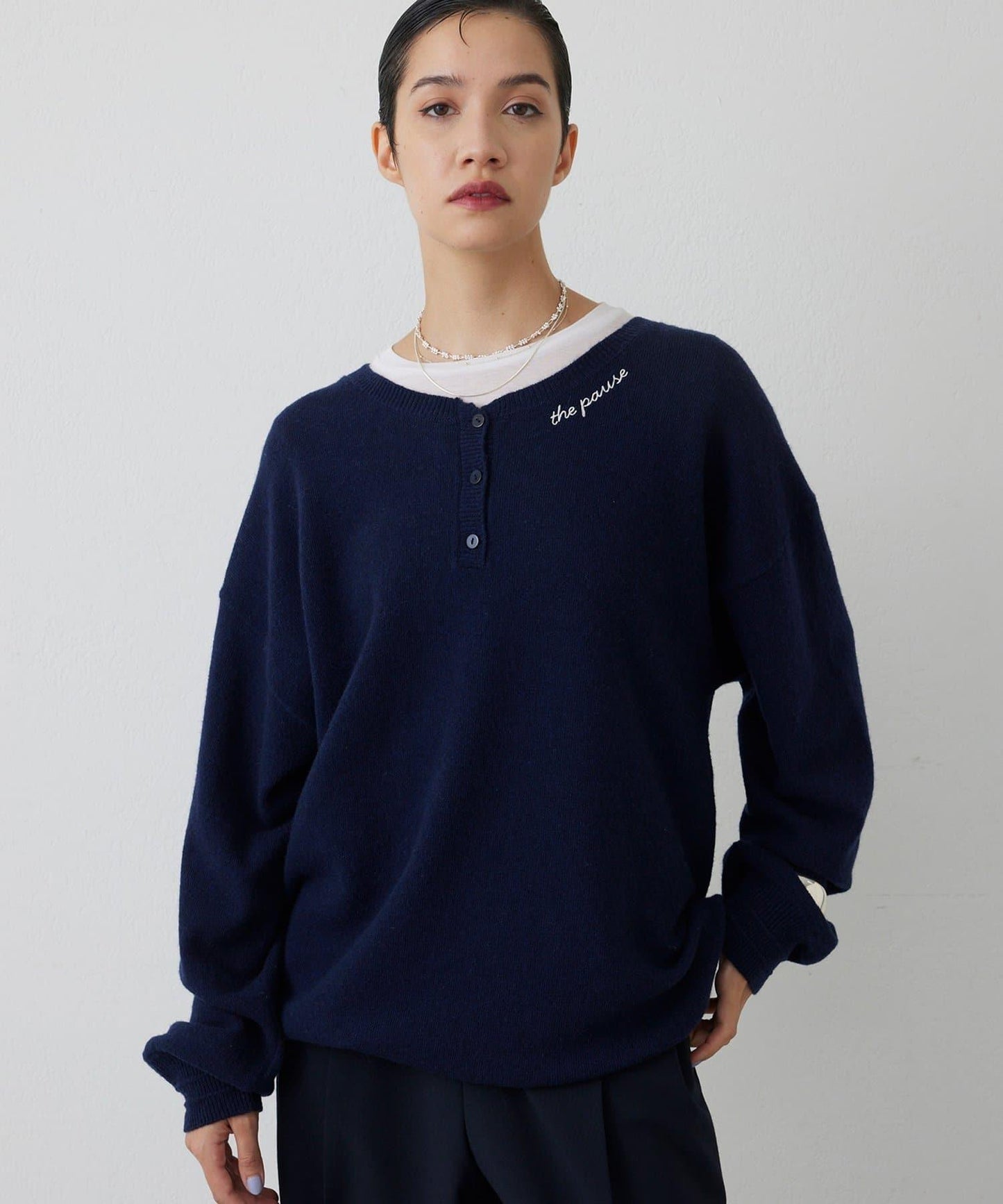 【THE PAUSE】亨利領刺繡套頭衫