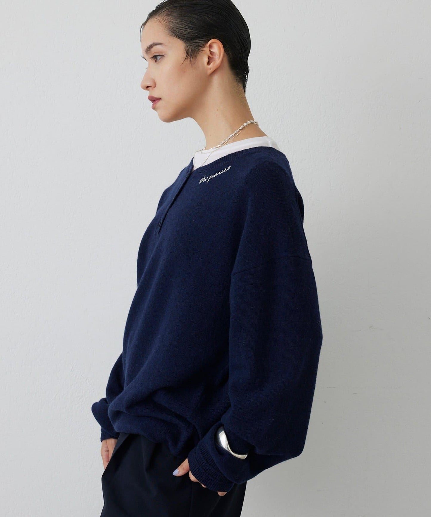 【THE PAUSE】亨利領刺繡套頭衫