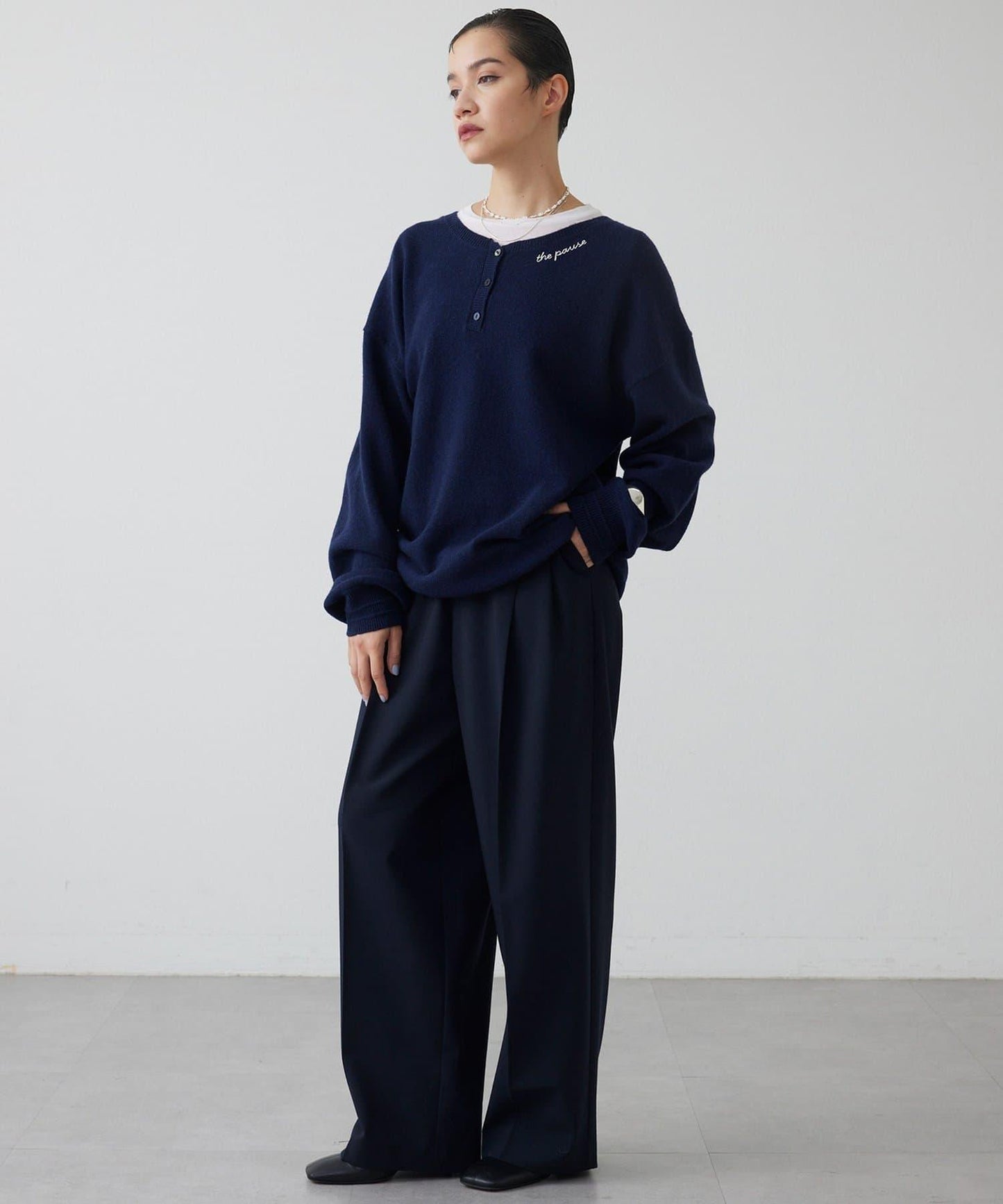 【THE PAUSE】亨利領刺繡套頭衫