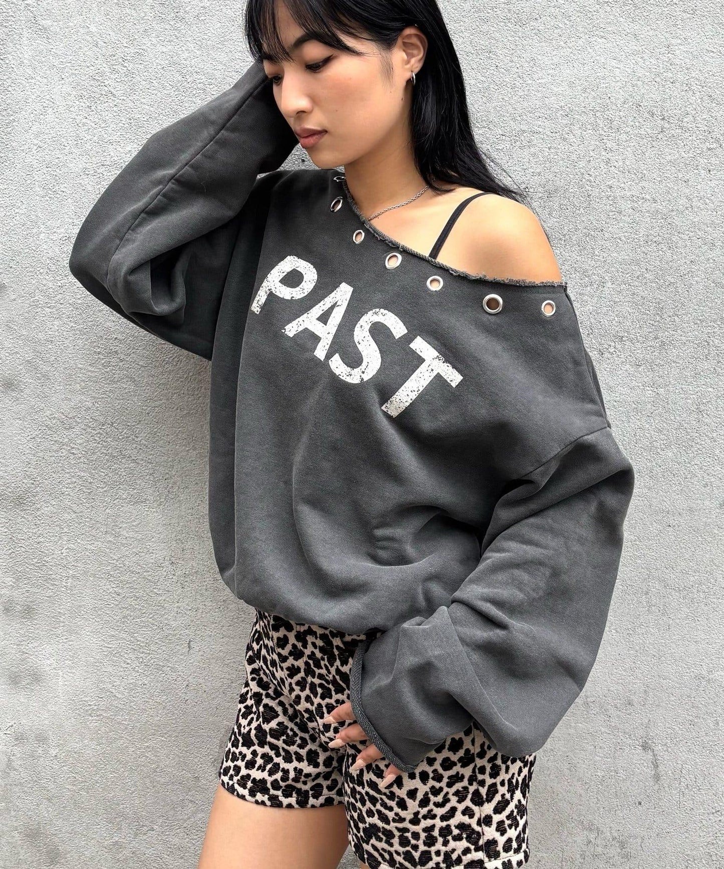 【AW】金屬孔裝飾一字肩標誌衛衣