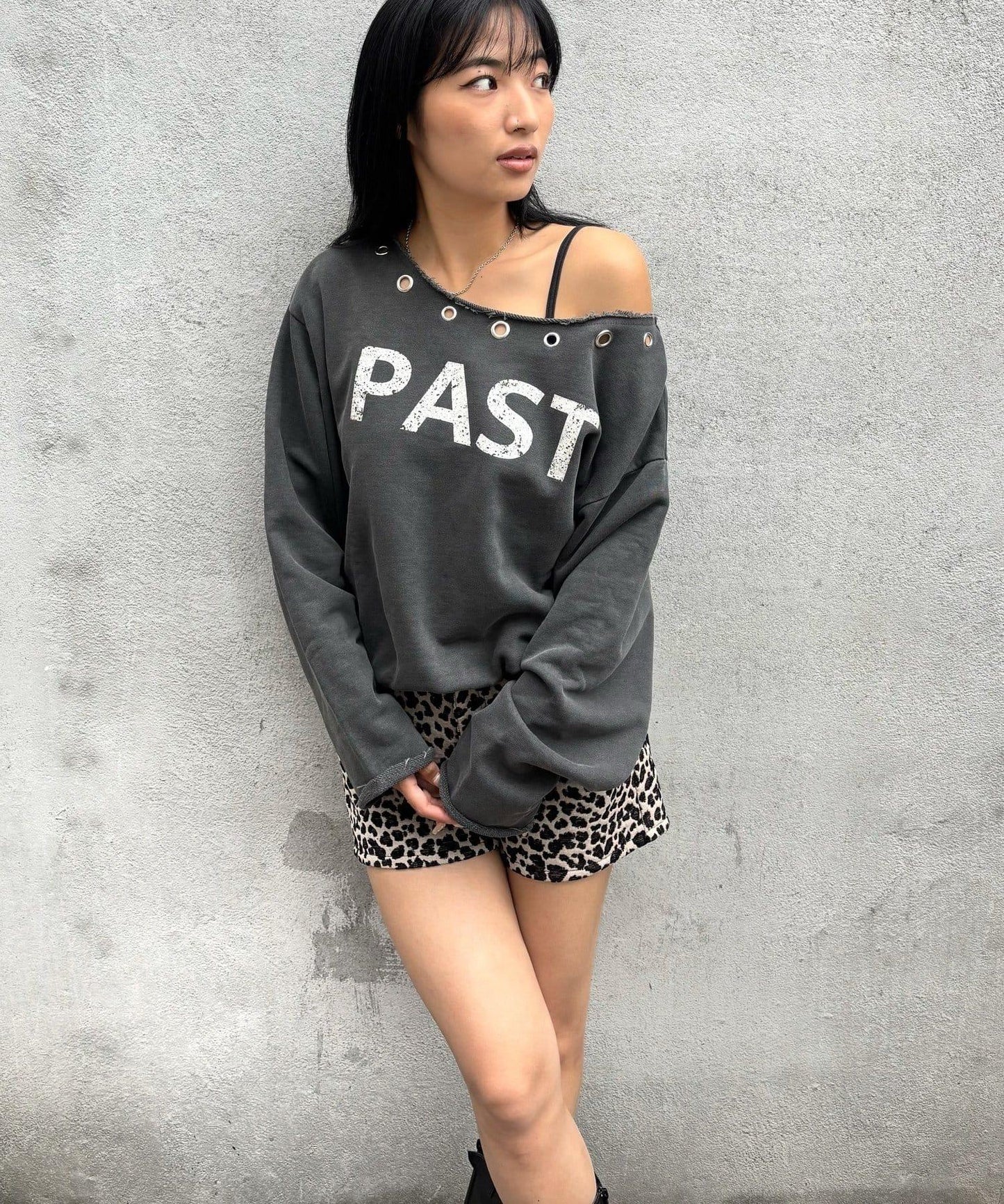 【AW】金屬孔裝飾一字肩標誌衛衣