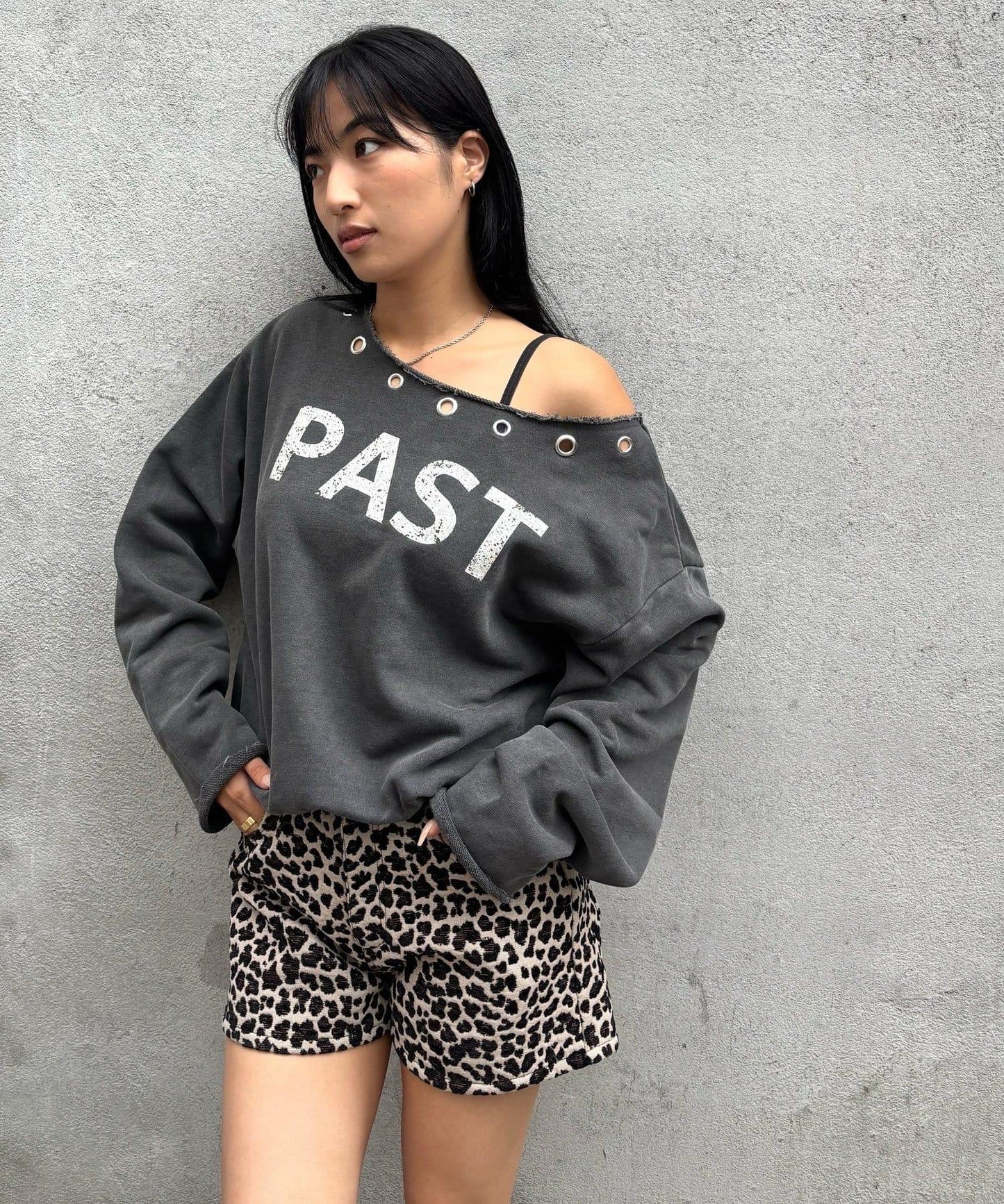 【AW】金屬孔裝飾一字肩標誌衛衣