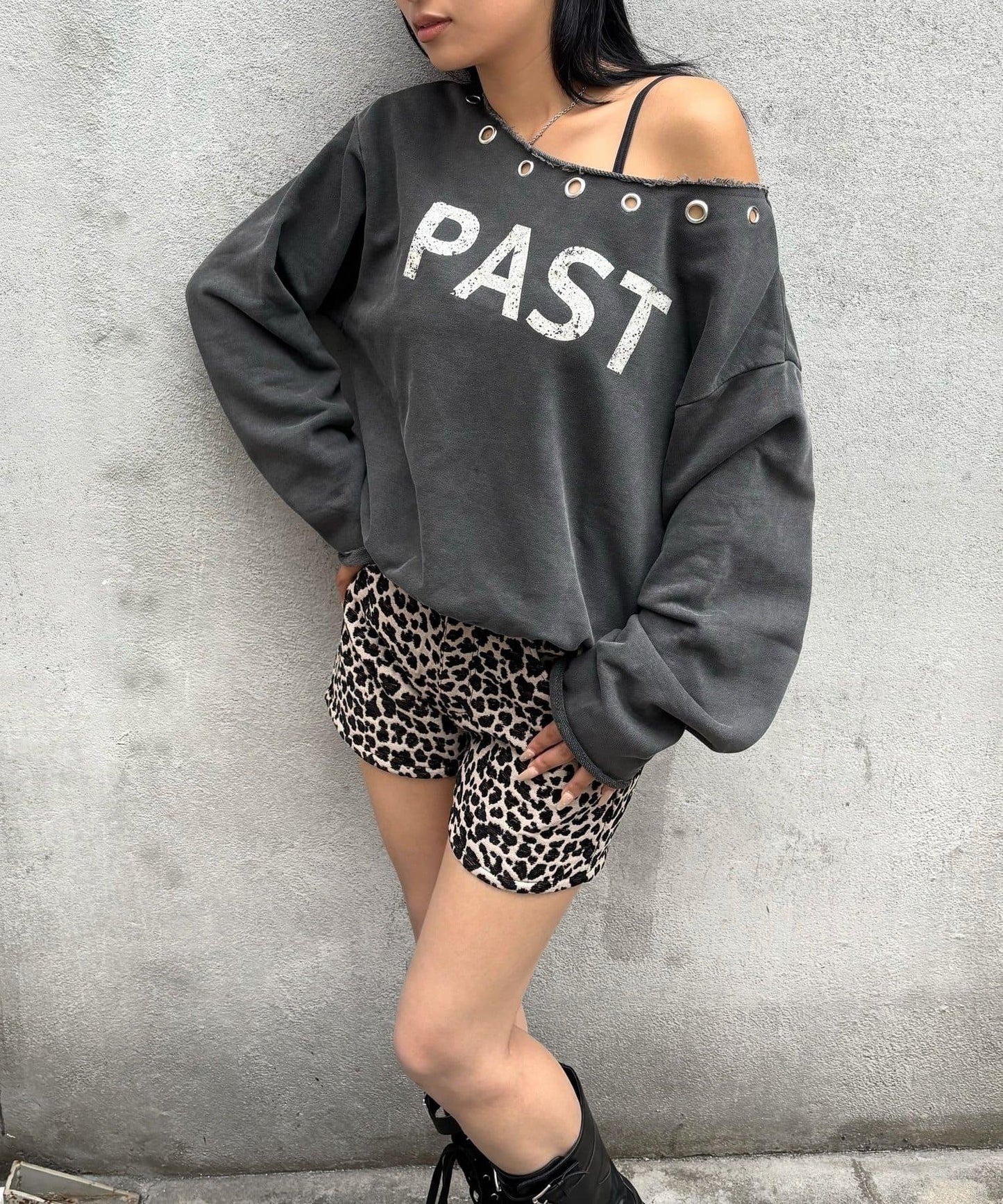 【AW】金屬孔裝飾一字肩標誌衛衣