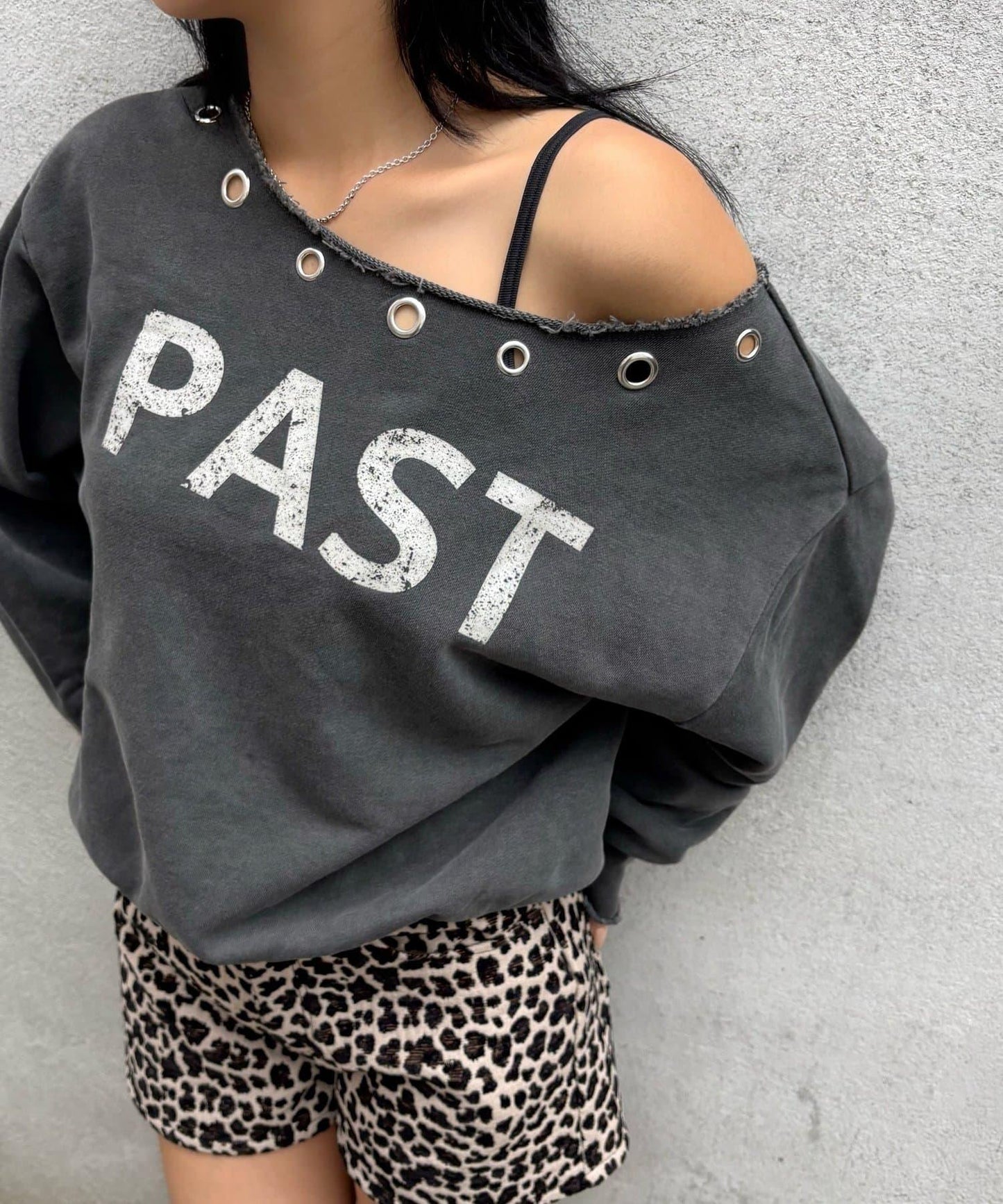 【AW】金屬孔裝飾一字肩標誌衛衣