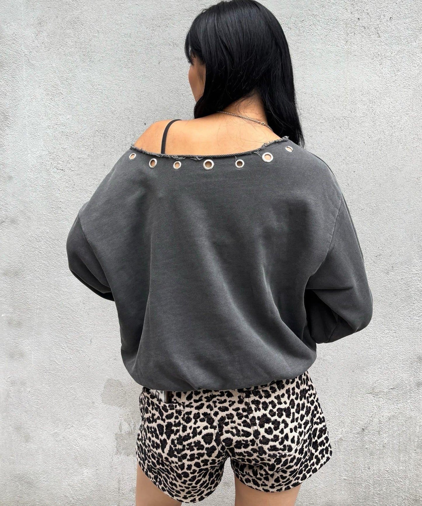 【AW】金屬孔裝飾一字肩標誌衛衣