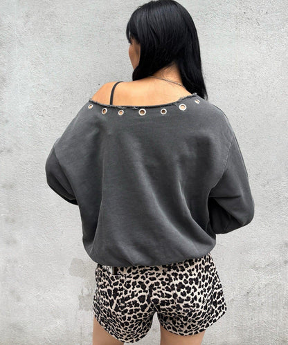 【AW】金屬孔裝飾一字肩標誌衛衣