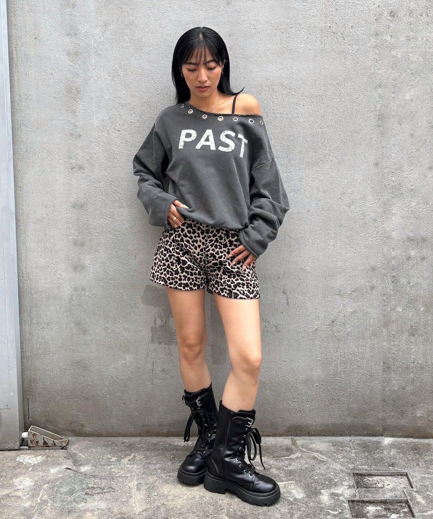 【AW】金屬孔裝飾一字肩標誌衛衣