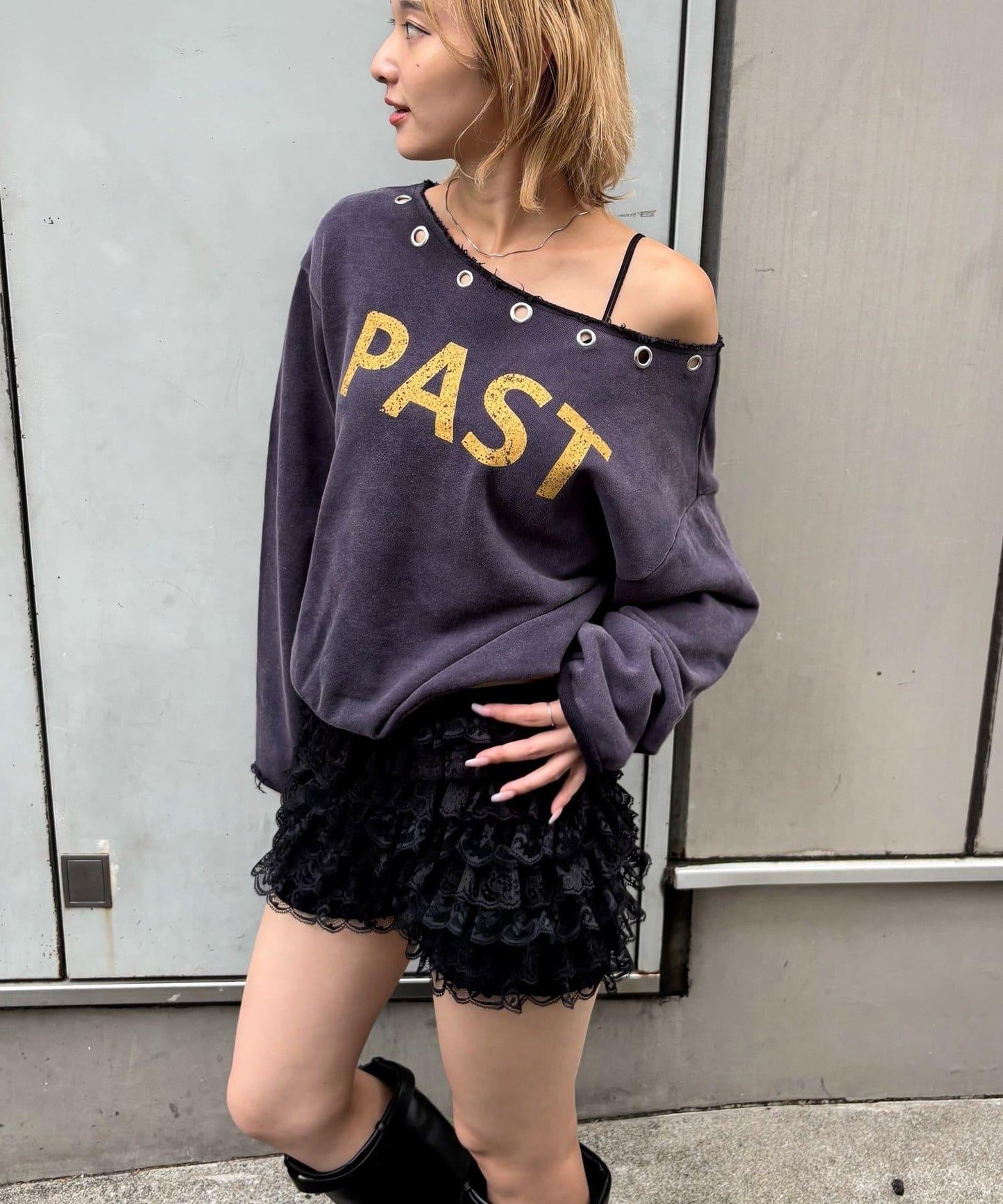 【AW】金屬孔裝飾一字肩標誌衛衣