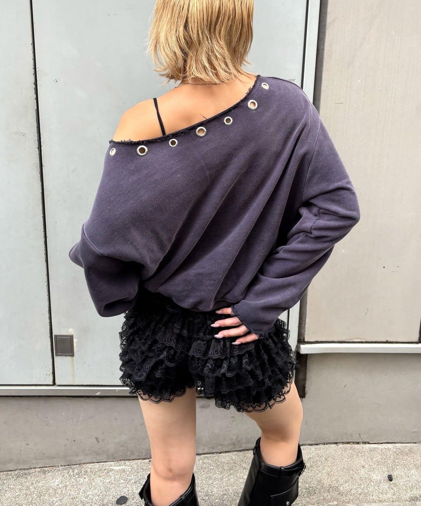 【AW】金屬孔裝飾一字肩標誌衛衣