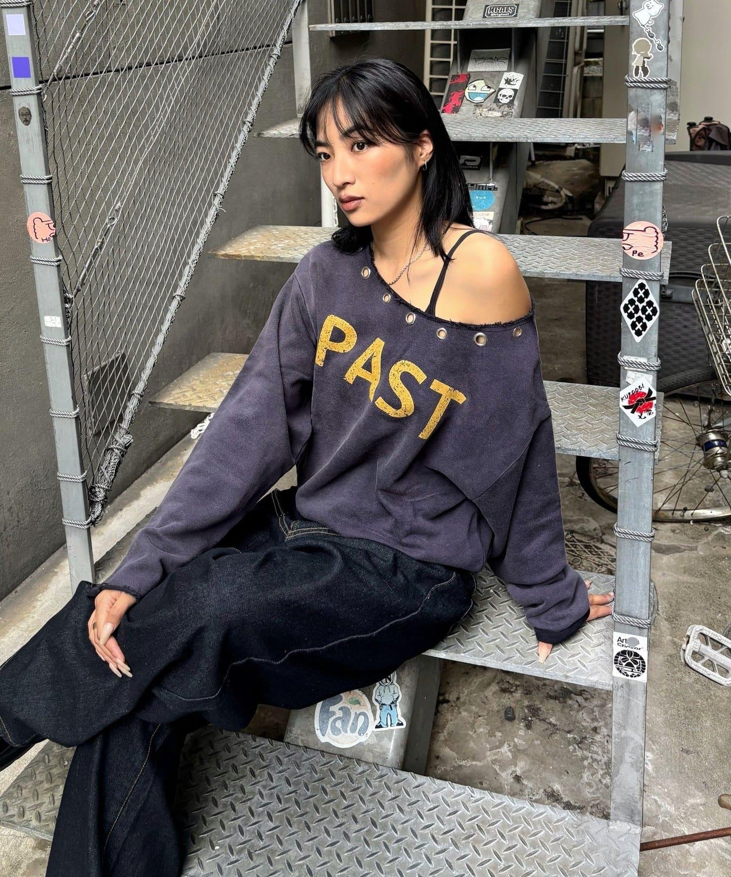 【AW】金屬孔裝飾一字肩標誌衛衣