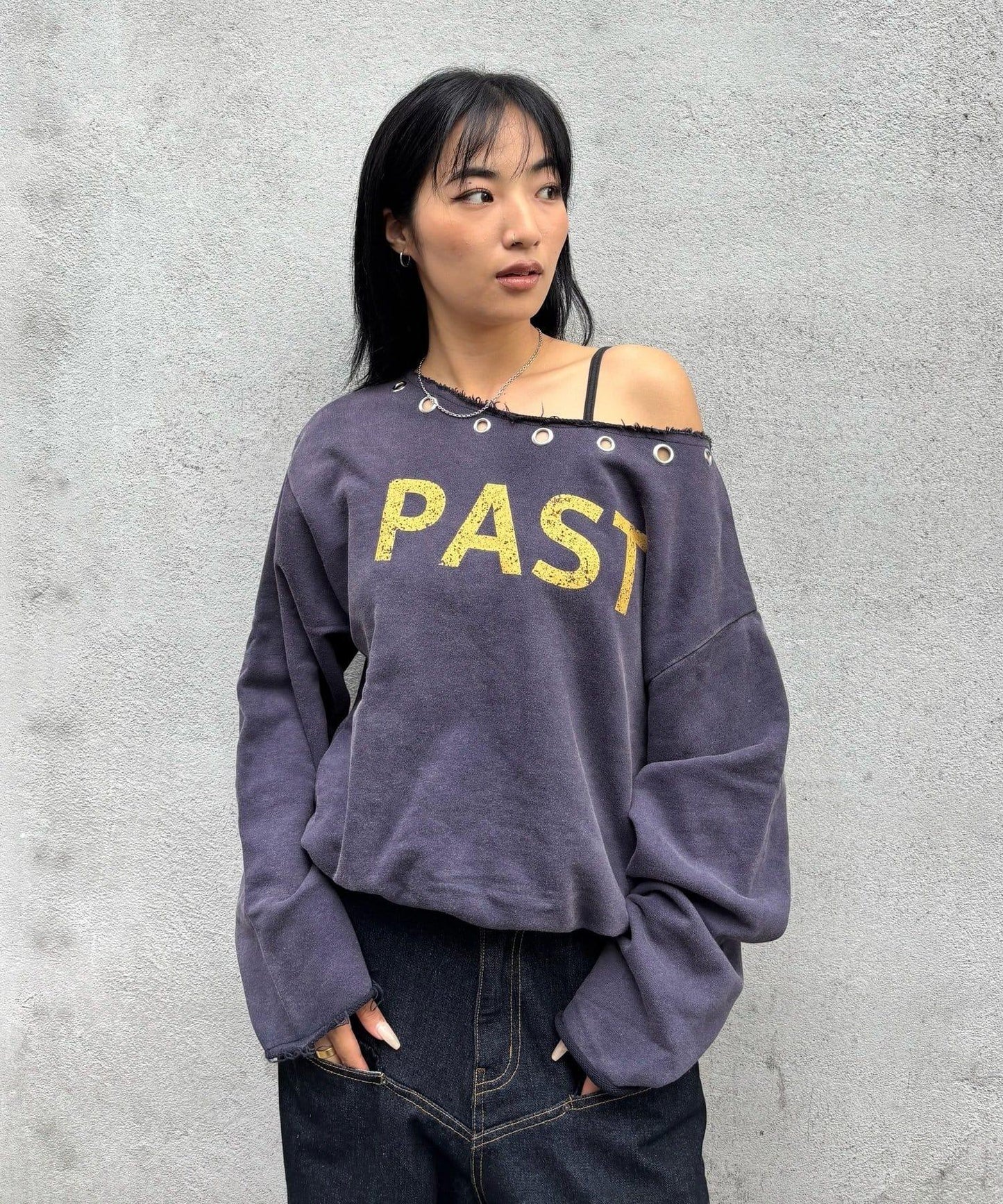 【AW】金屬孔裝飾一字肩標誌衛衣