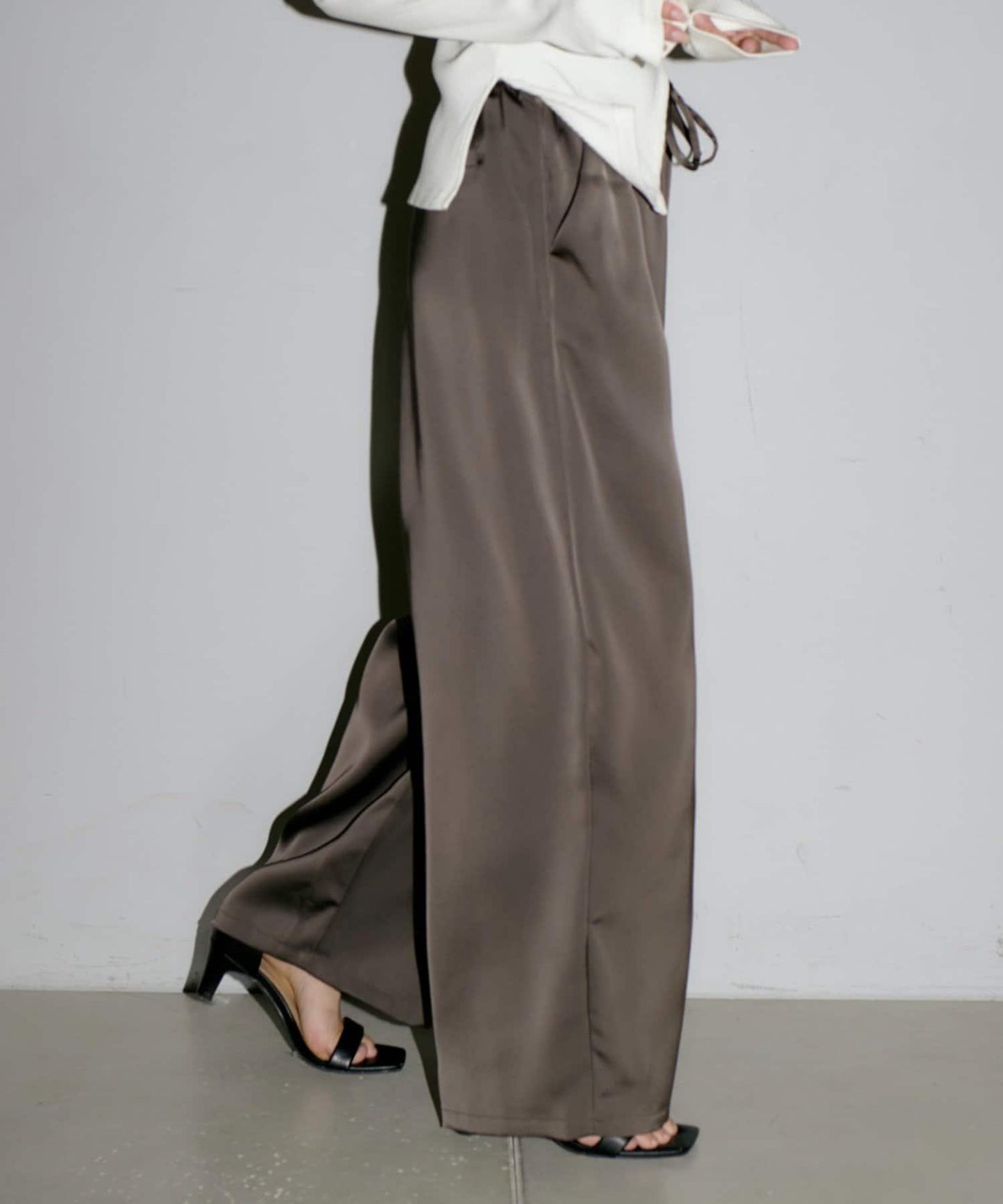 【yomo企畫】緞面褶皺寬鬆休閒褲