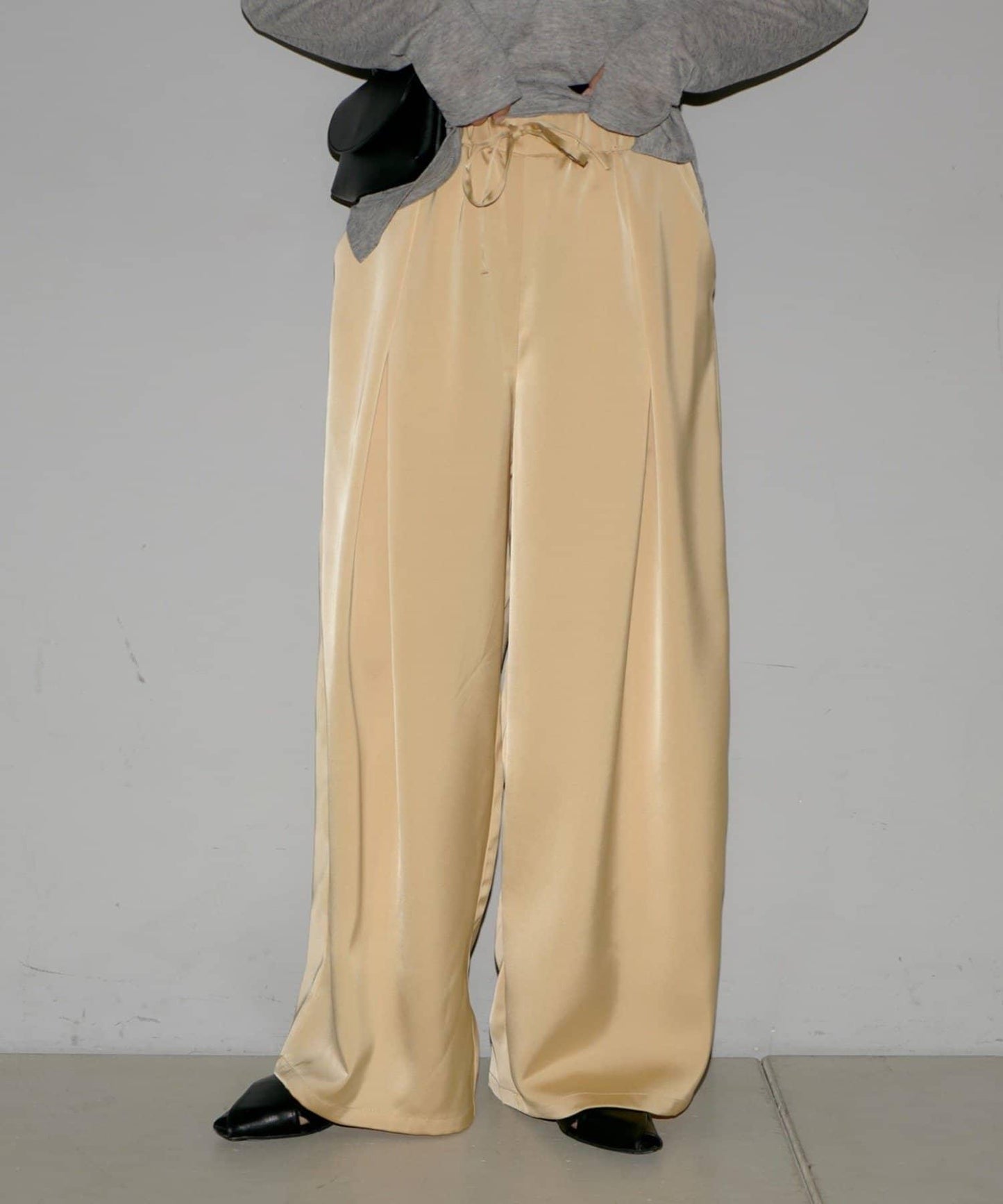 【yomo企畫】緞面褶皺寬鬆休閒褲